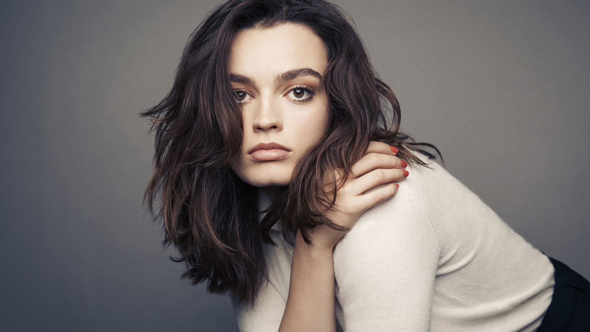 Актриса Эмма Маккей на сером фоне