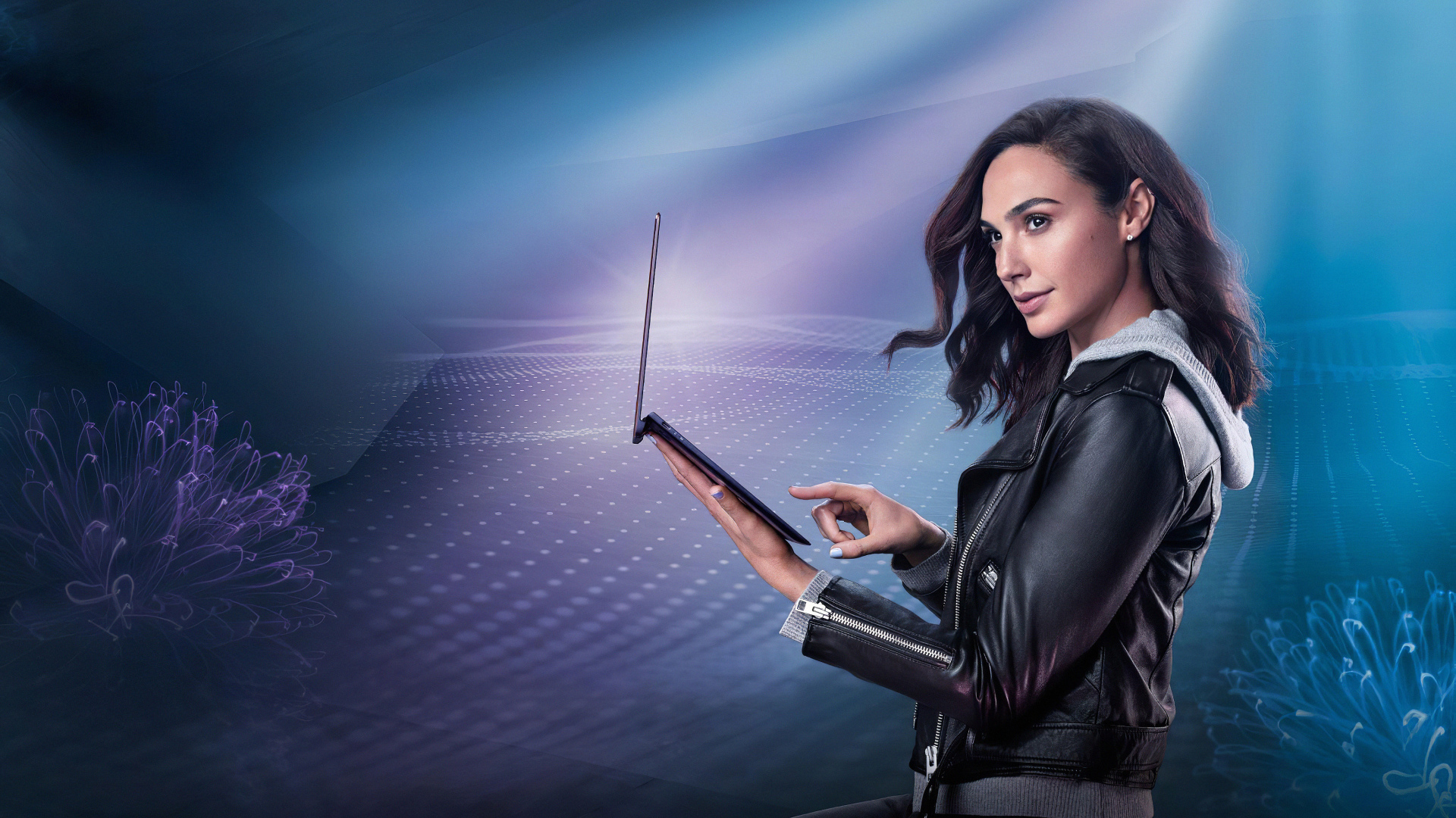 Актриса Галь Гадот с ноутбуком в руках