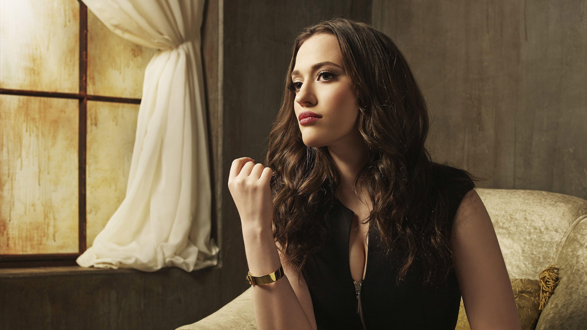 Актриса Кэт Деннингс в черном наряде в кресле