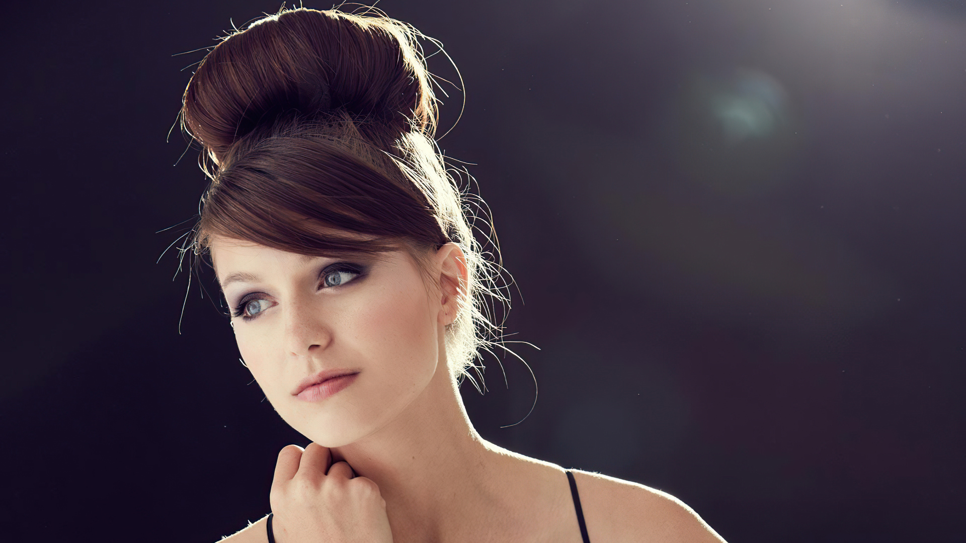 Актриса Мелисса Бенойст с прической на голове крупным планом