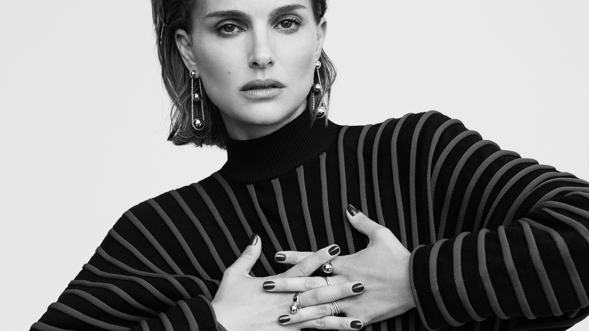 Актриса Натали Портман с украшениями черное белое фото