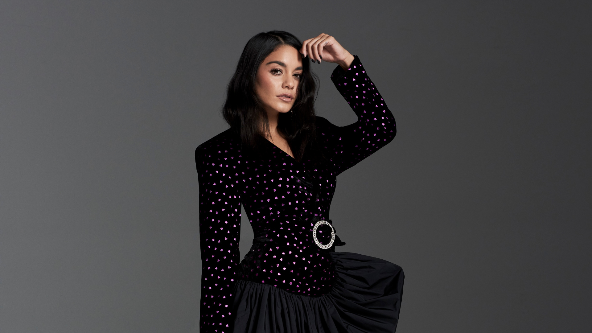 Актриса Ванесса Хадженс в костюме на сером фоне