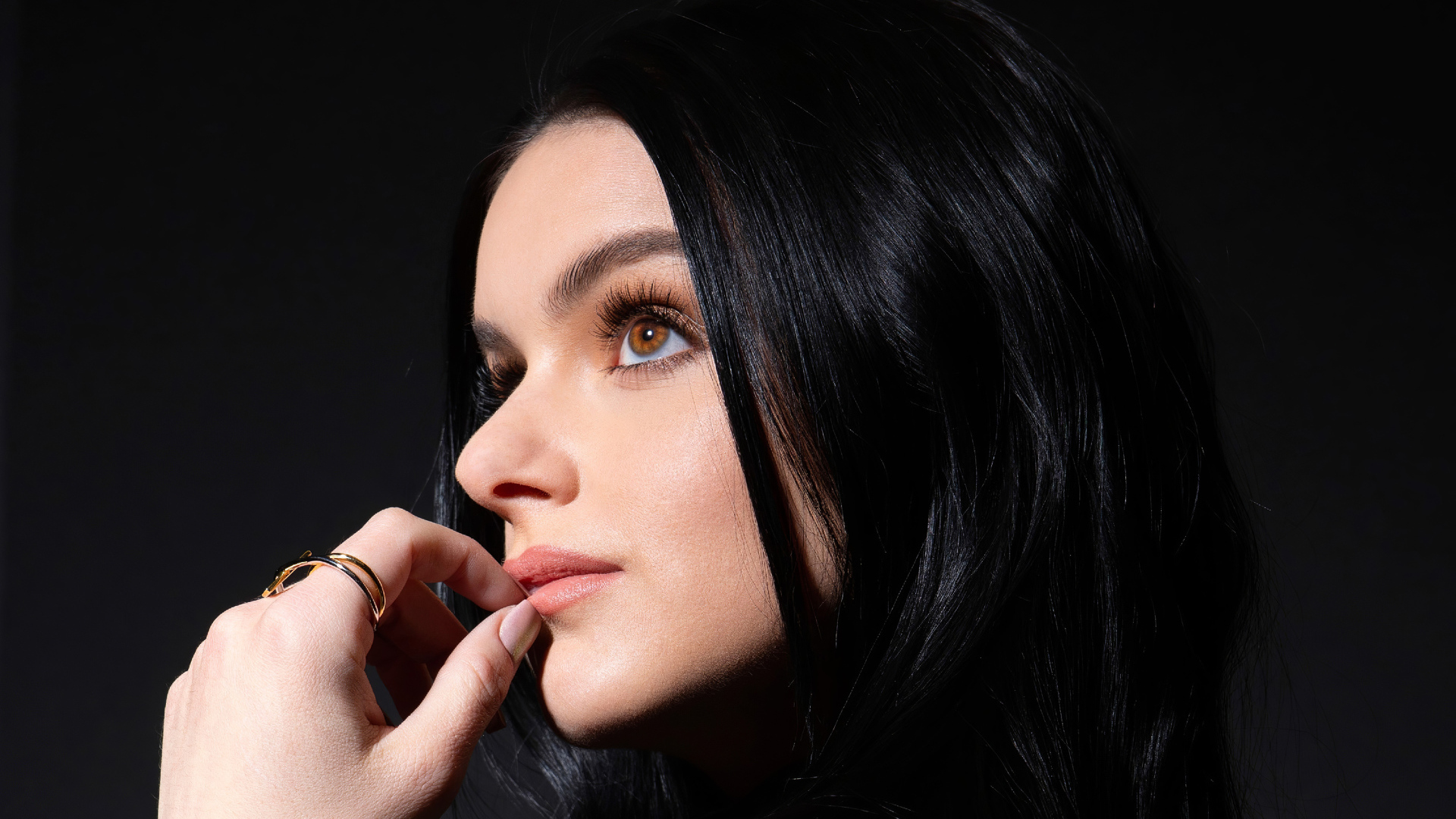 Американская актриса Ариэль Уинтер в черными волосами