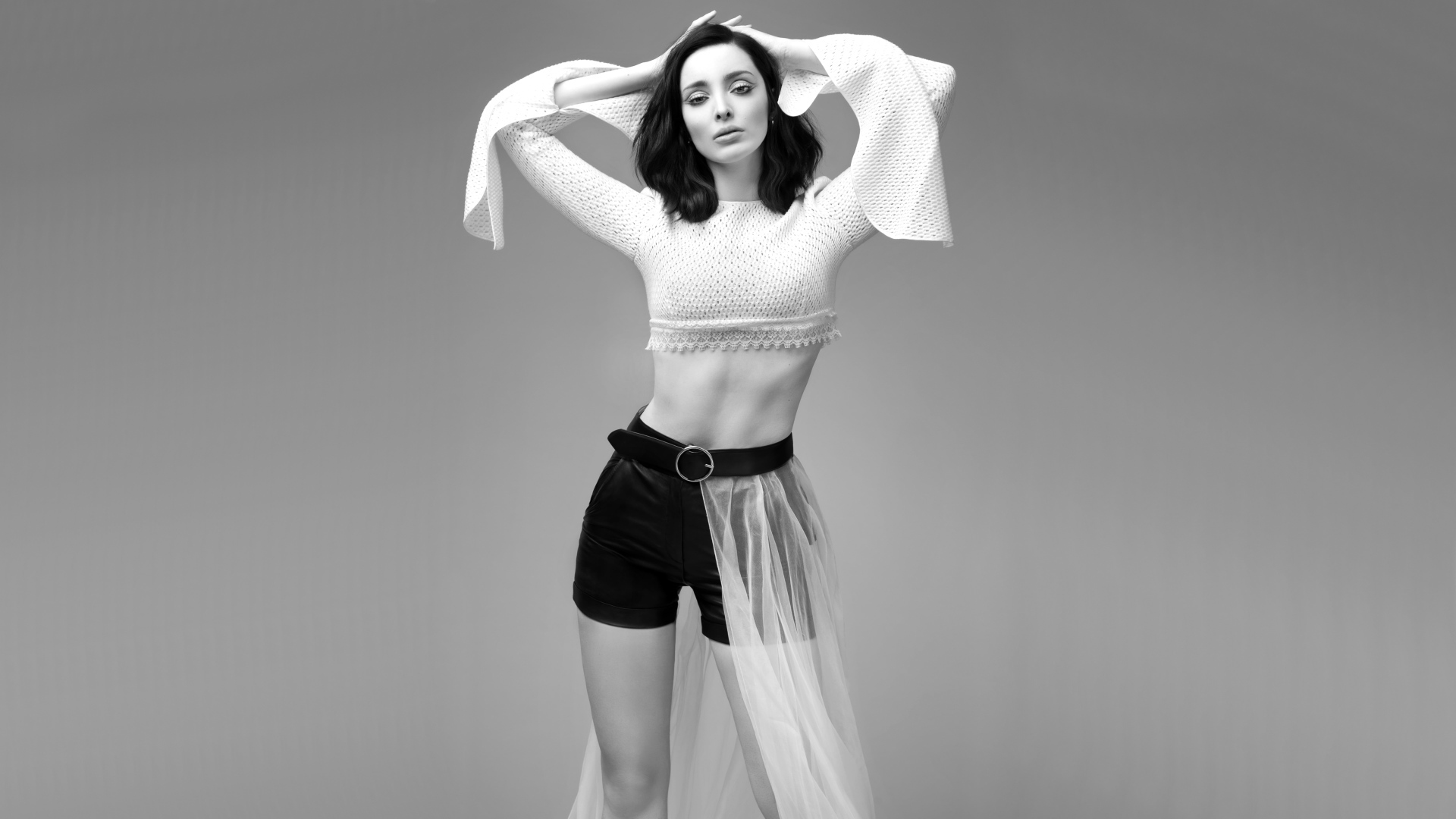 Американская актриса Эмма Дюмон в черно белом наряде