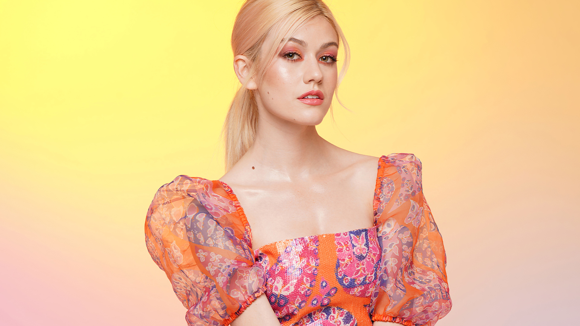 Американская актриса Кэтрин Макнамара в платье