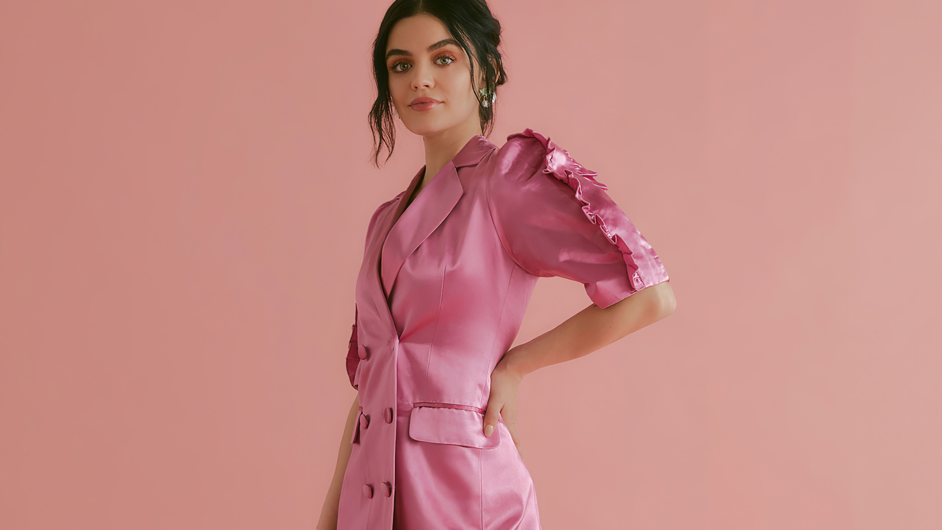 Американская актриса Люси Хейл в розовом платье