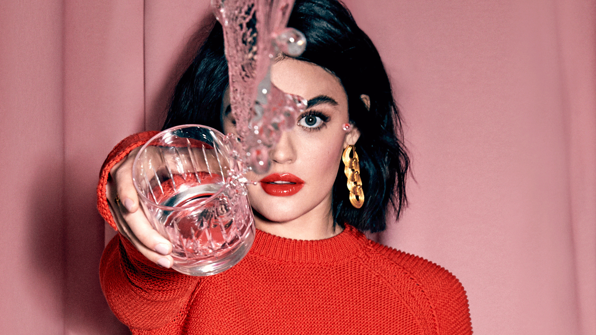 Американская актриса Люси Хейл со стаканом воды