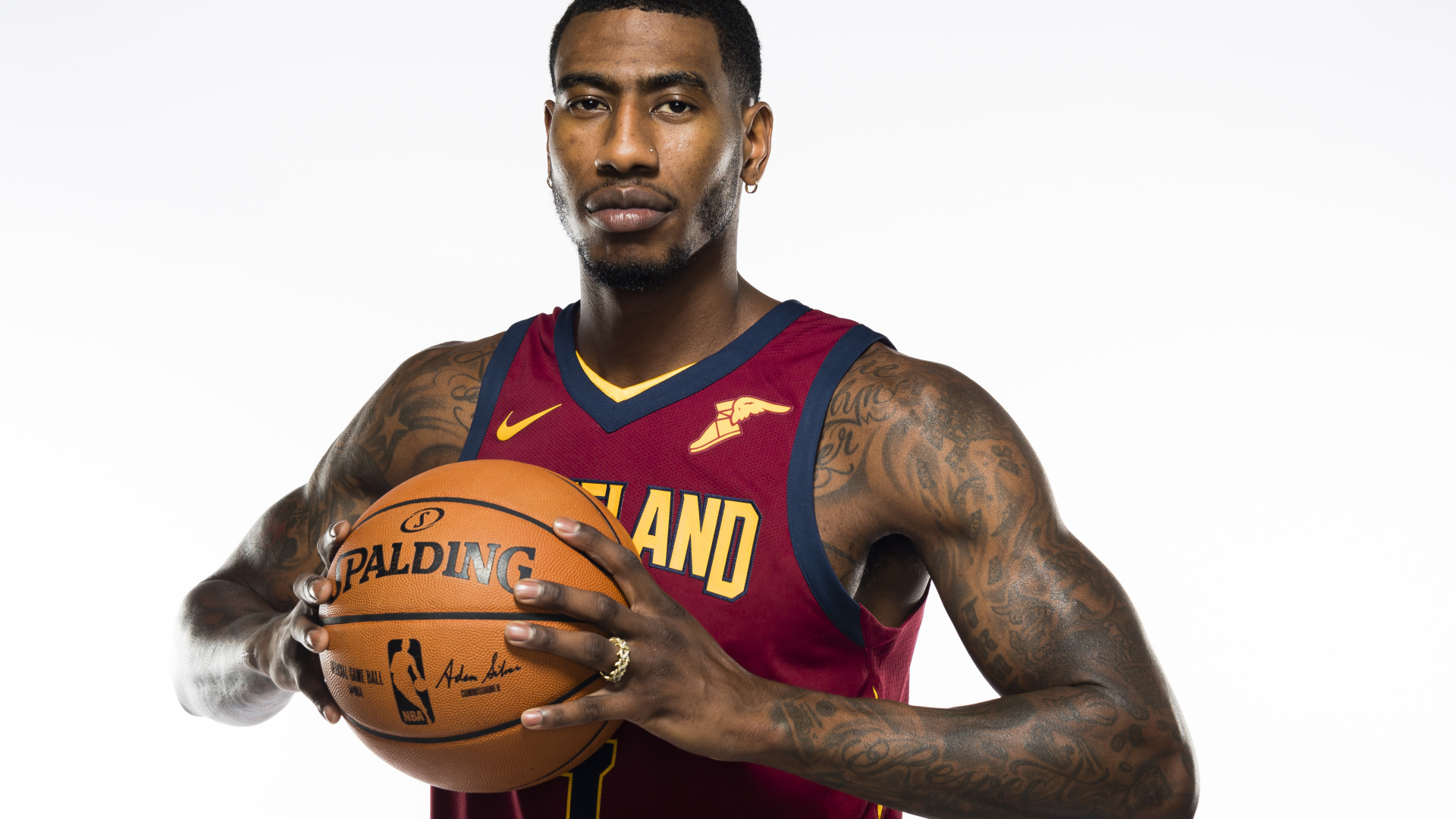 Американский баскетболист Иман Шамперт с мячом в руках на белом фоне