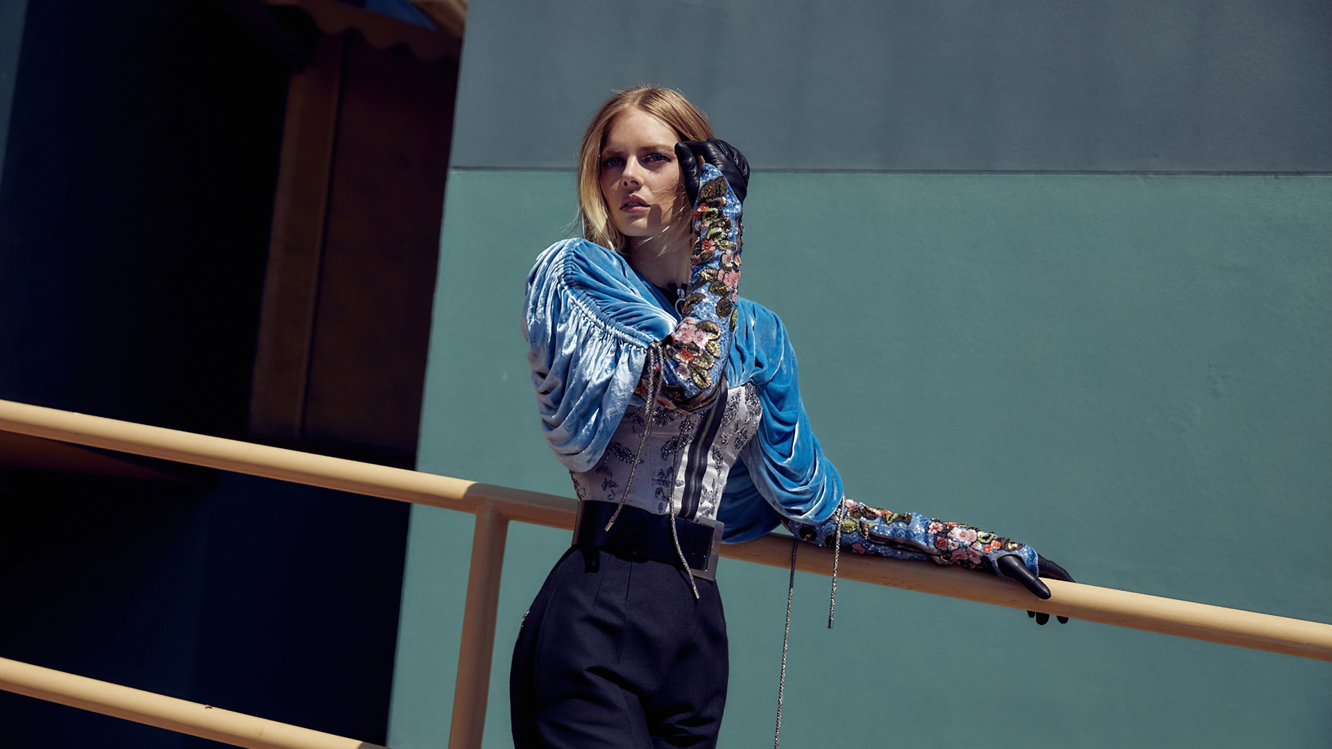 Австралийская актриса, модель Самара Уивинг в костюме