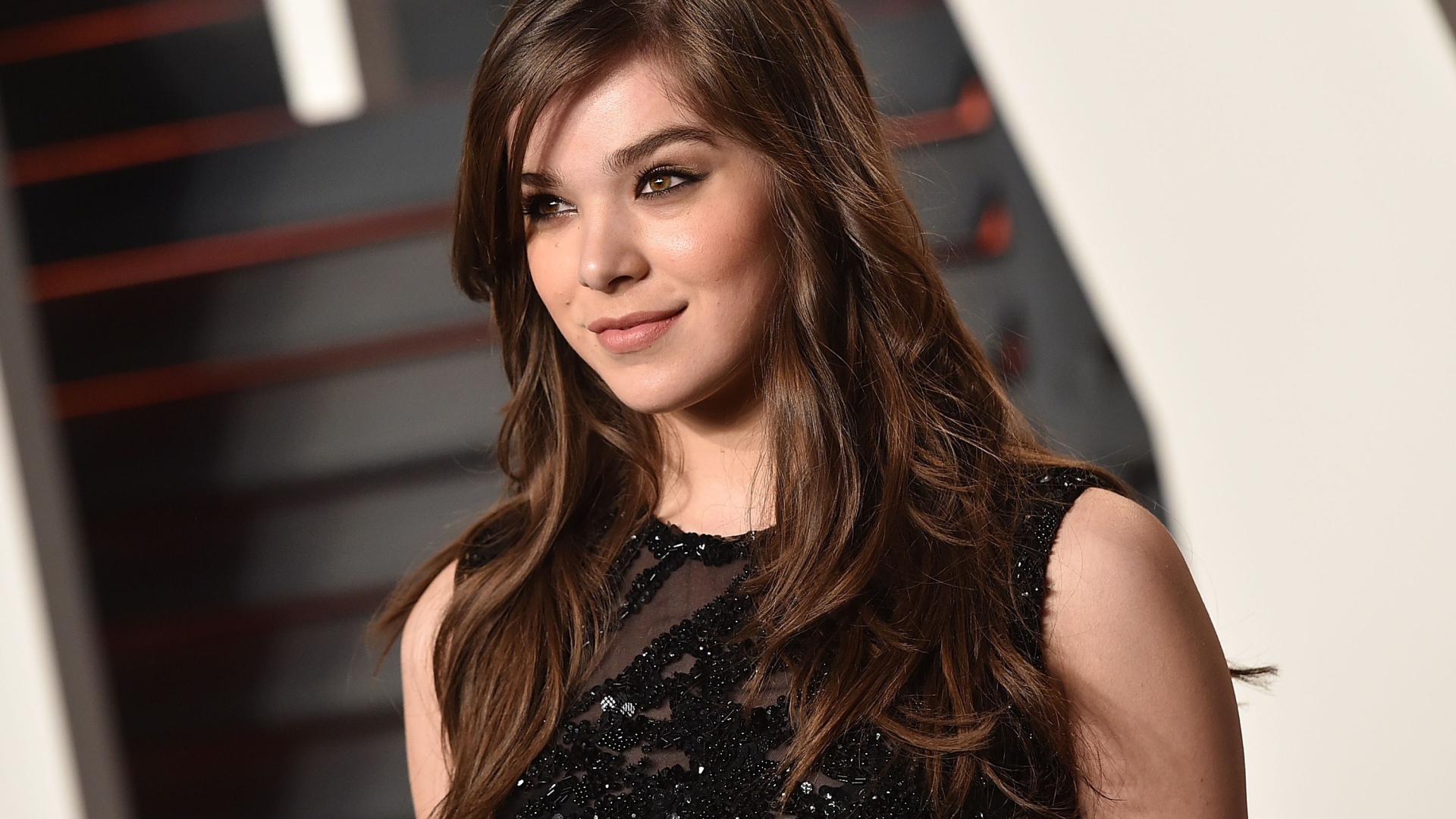 Красивая актриса Хейли Стейнфилд в черном платье