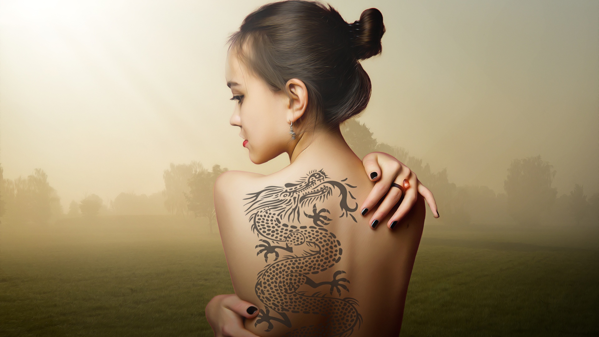 Красивая девушка с татуировкой дракона на спине