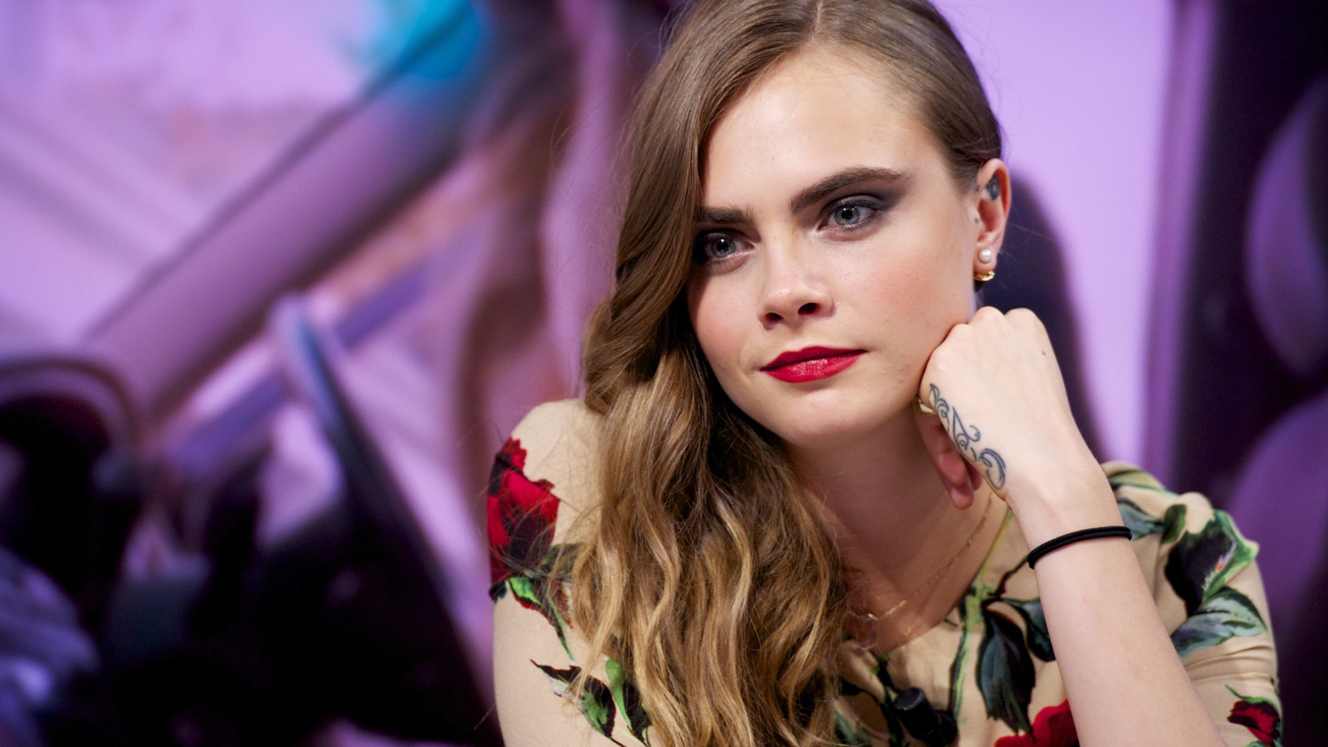 Яркая актриса Кара Делевинь в платье с татуировкой на руке