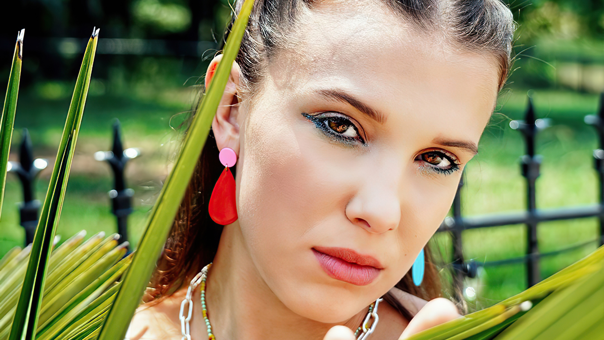 Британская актриса и певица Милли Бобби  Браун крупным планом