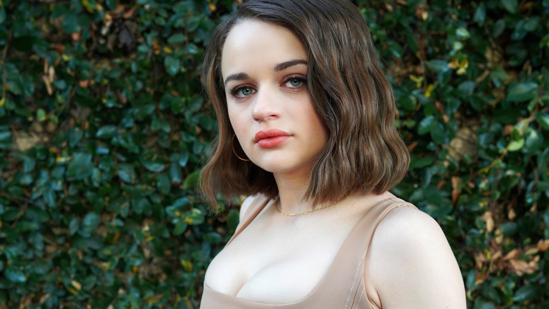 Милая молодая девушка Джои Кинг с грустными глазами 