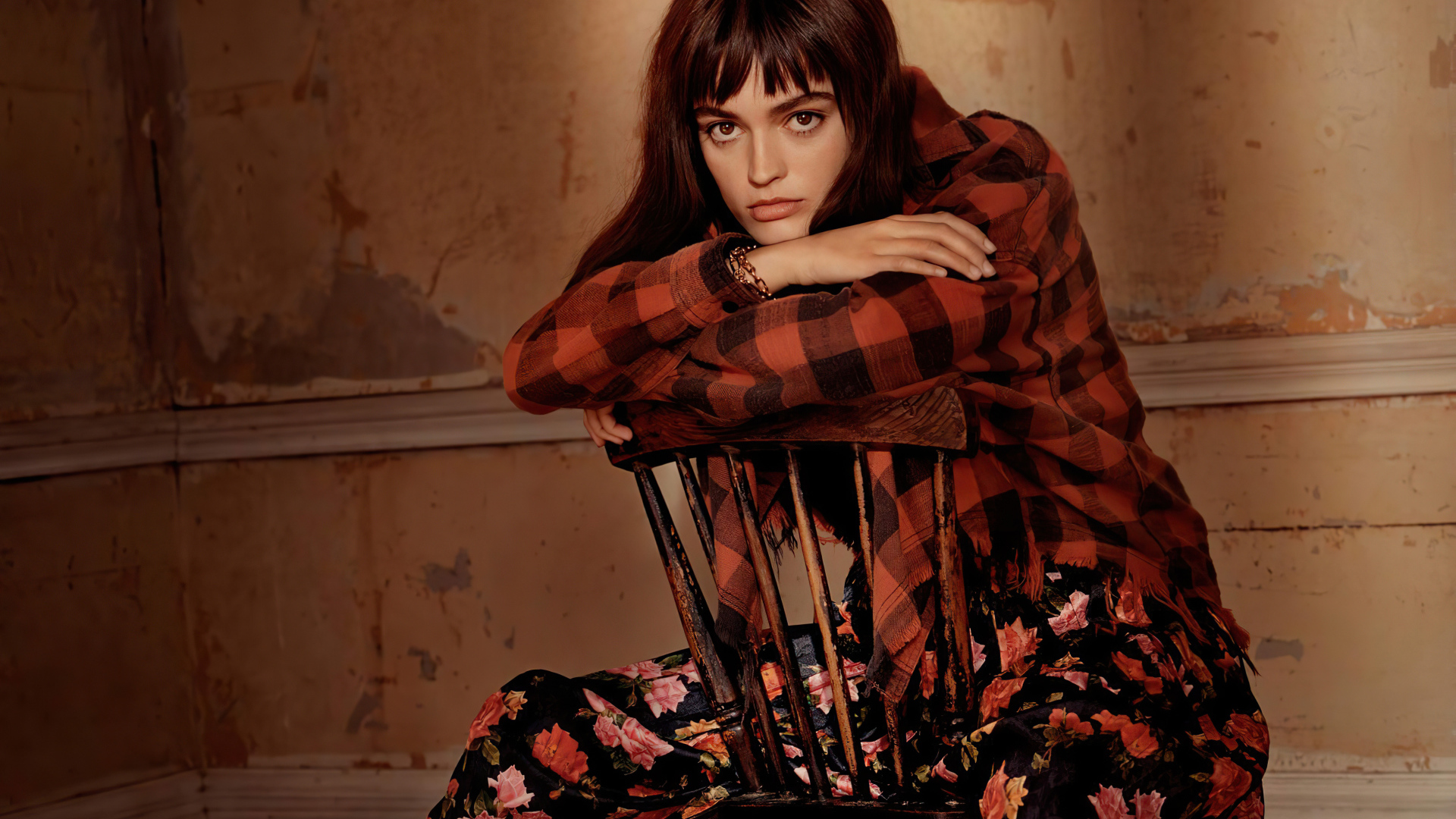 Французская актриса Эмма Макки сидит на стуле