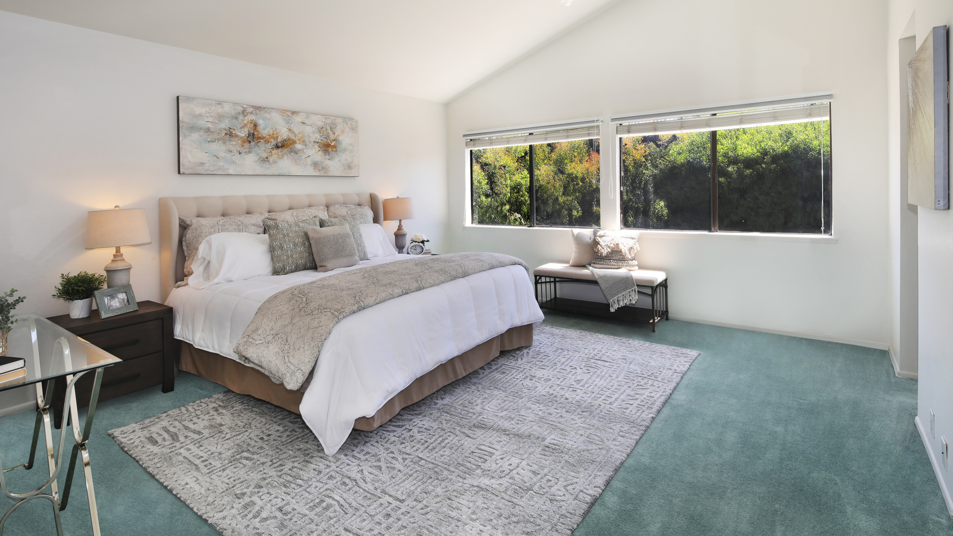 Серый интерьер спальной комнаты с большой  кроватью 