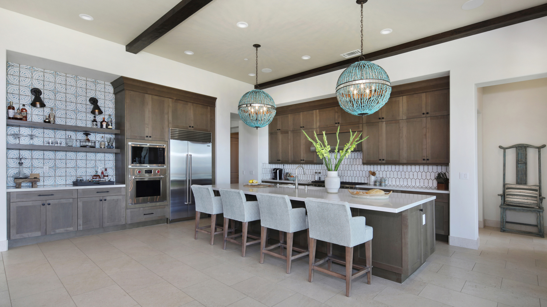 Огромная кухня со столовой с букетом цветов на столе