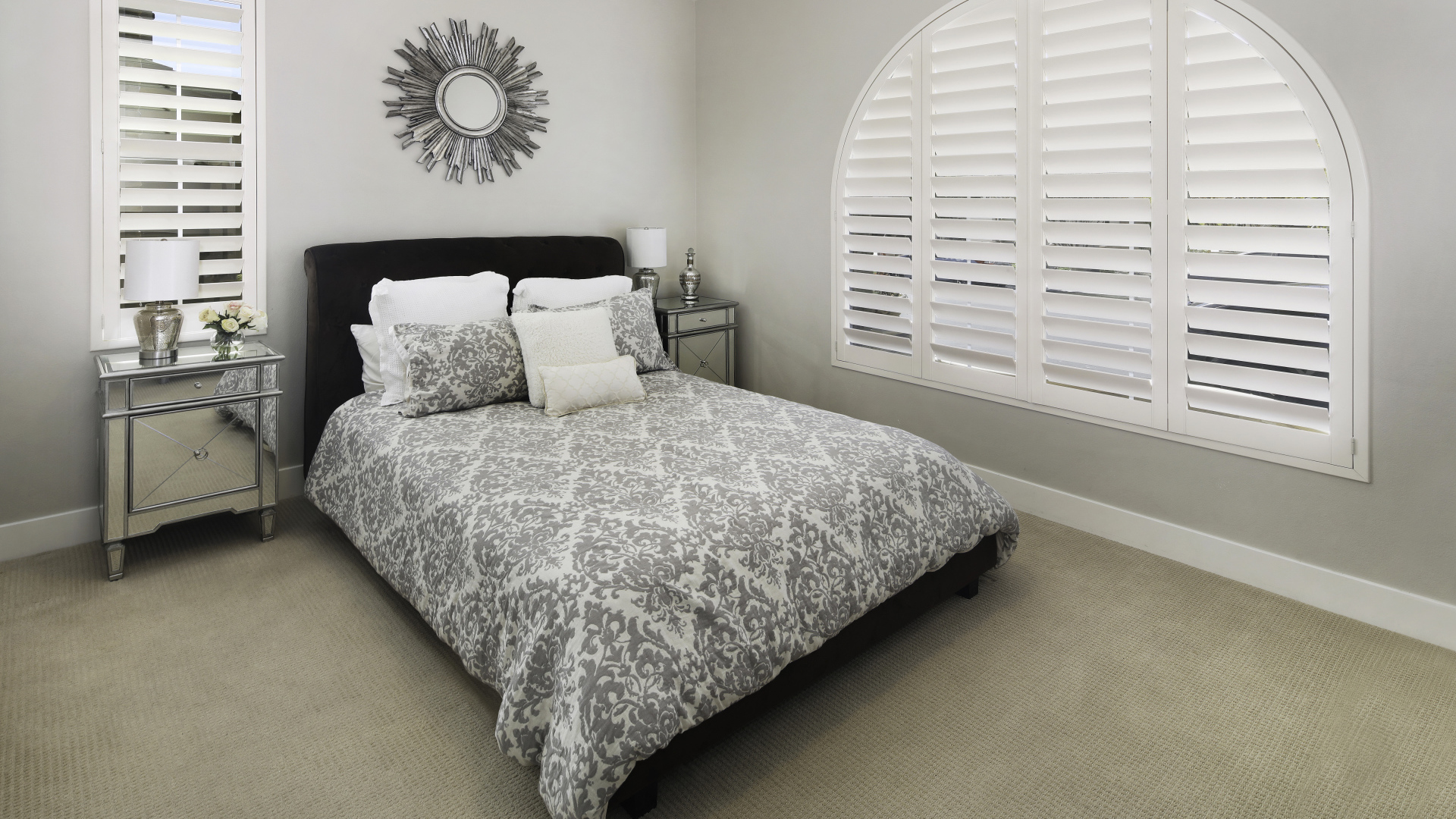 Большая спальня с кроватью и окном 