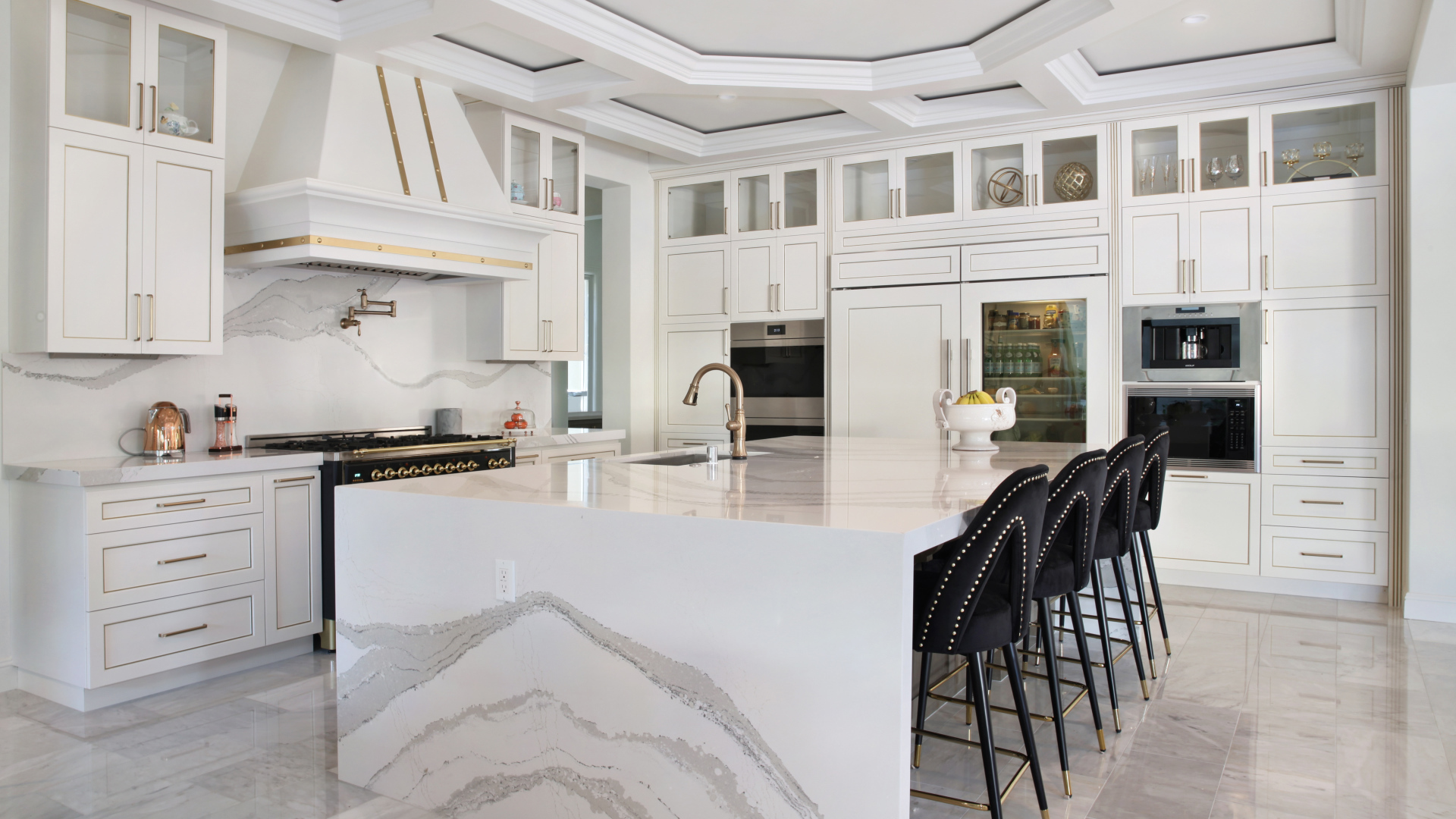 Большая спальня с черными кожаными стульями 