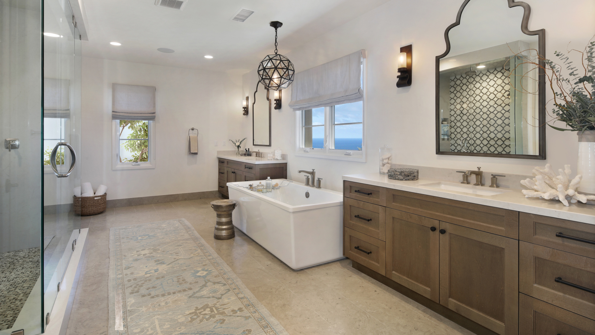 Большая светлая ванная комната 