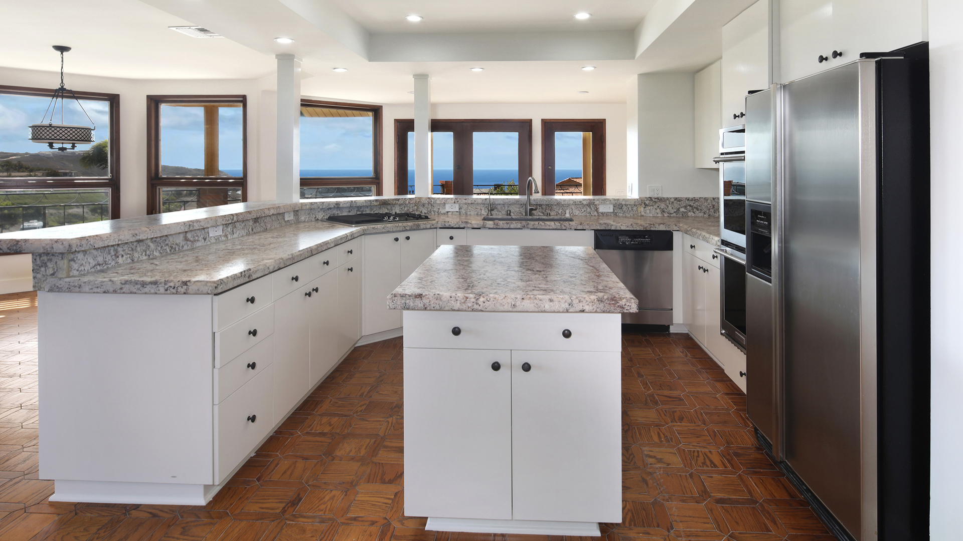 Большая светлая кухня с мраморными столешницами