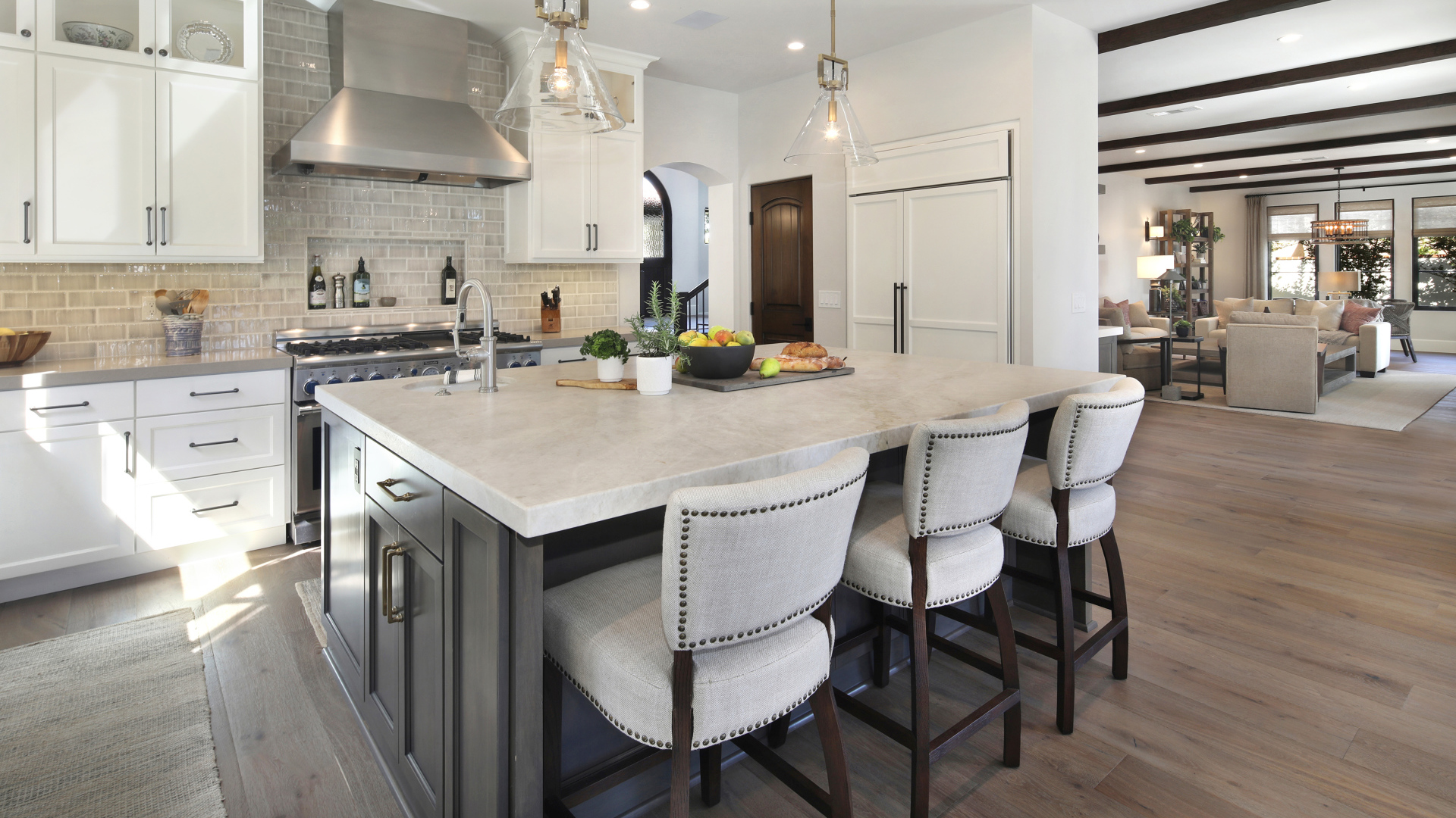 Большой мраморный стол в кухне 