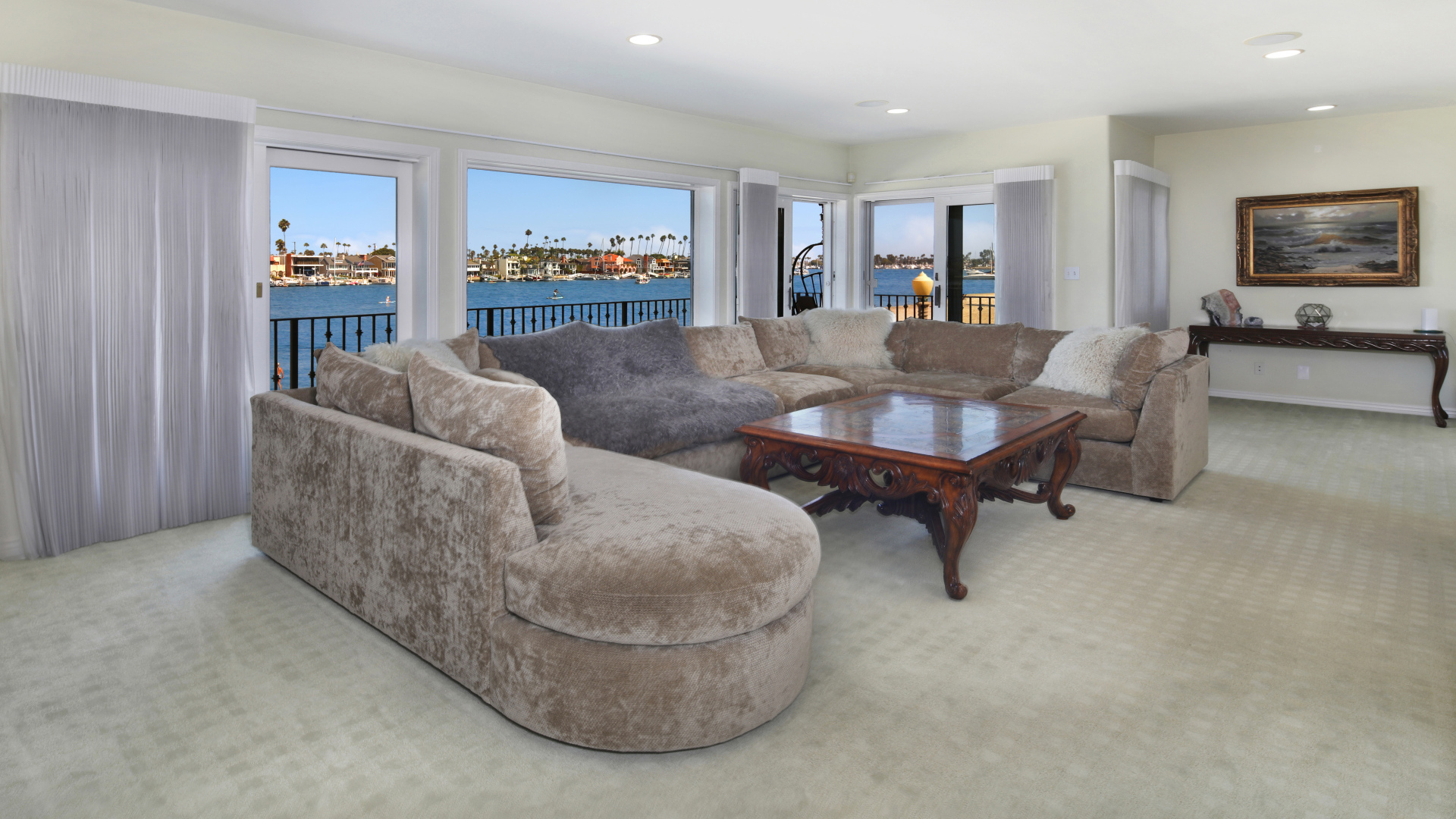 Большой диван и стол в просторной гостиной 