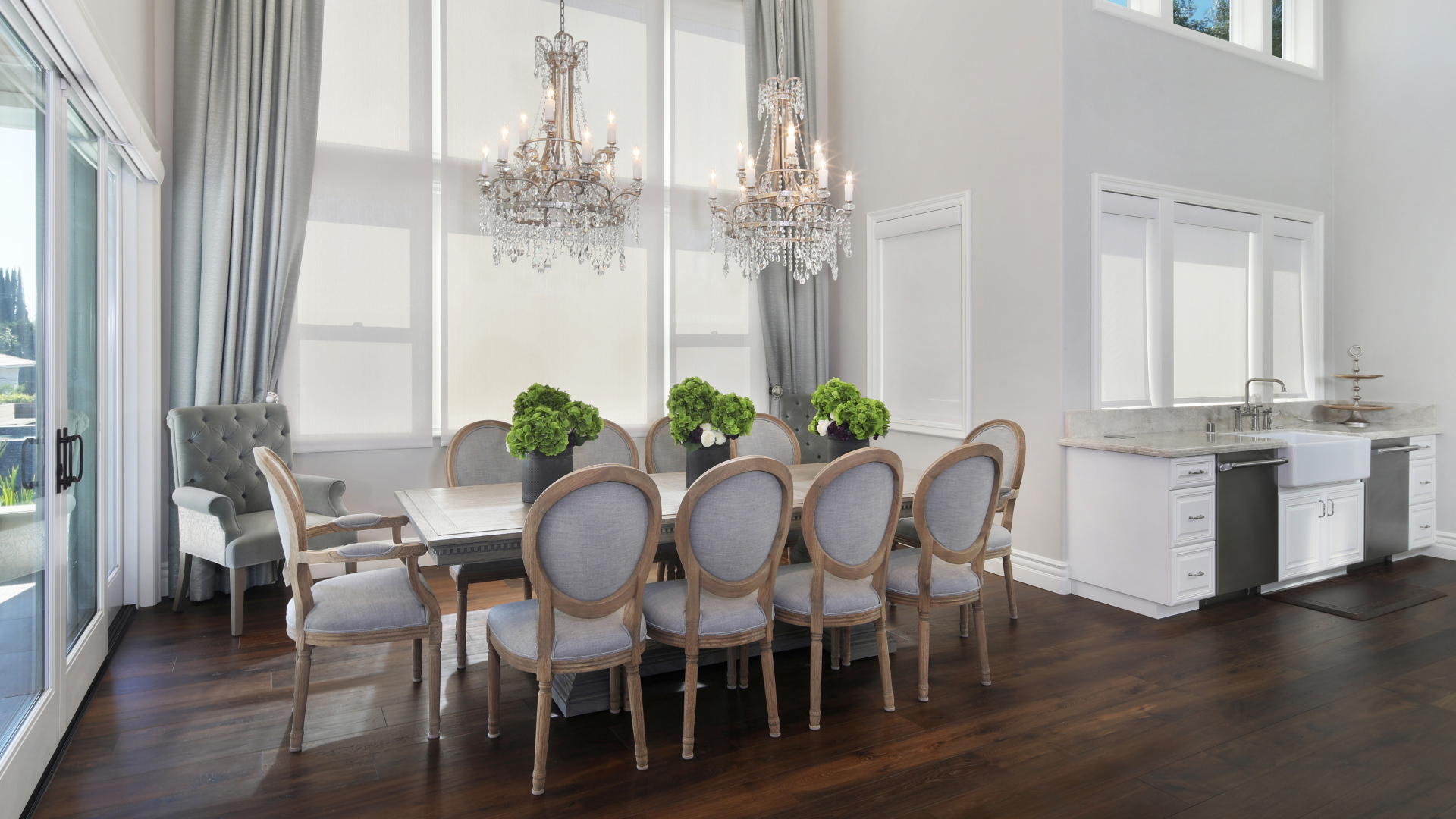 Большой стол в гостиной с красивыми люстрами