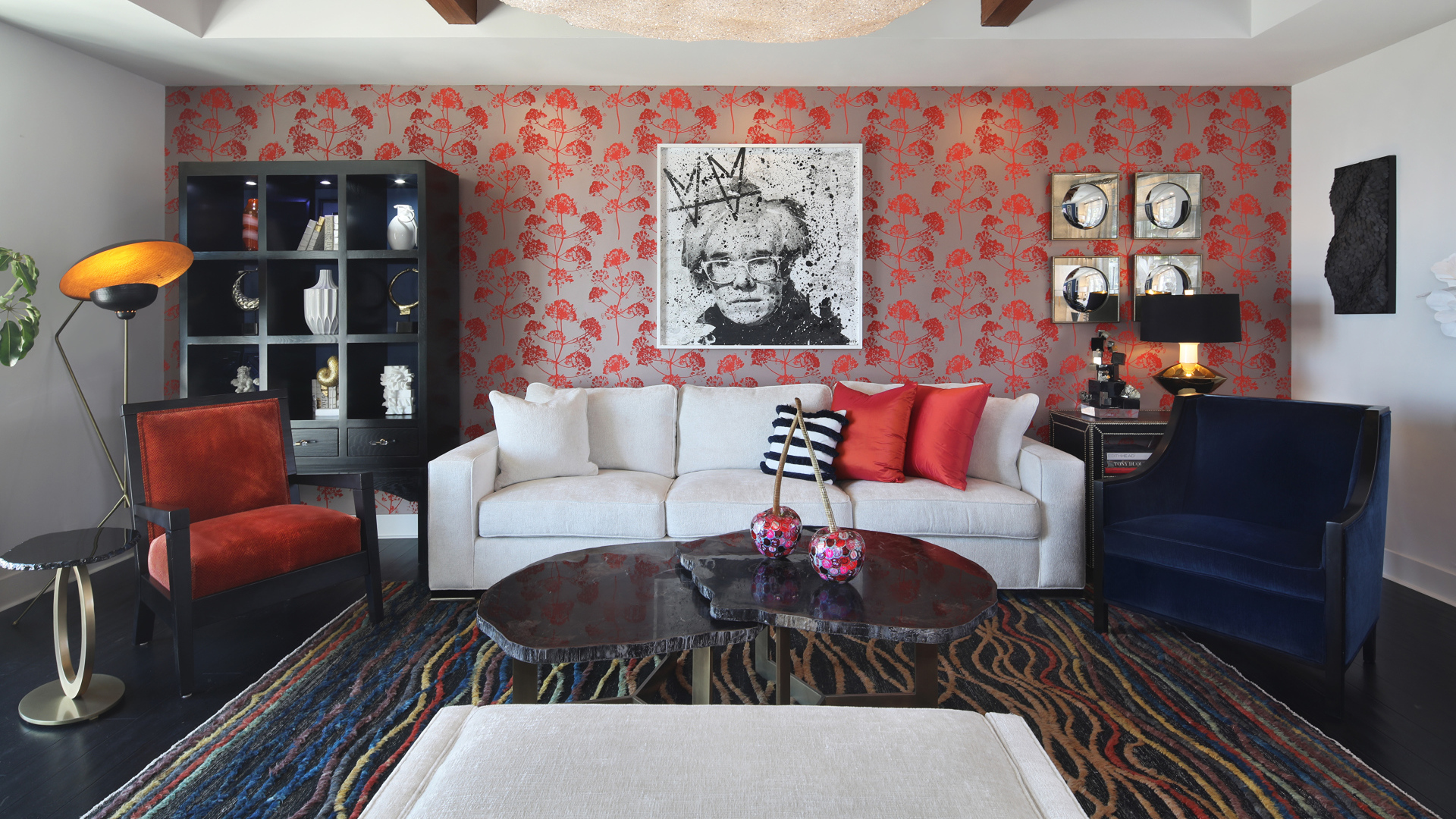 Большой белый диван в комнате с картиной на стене