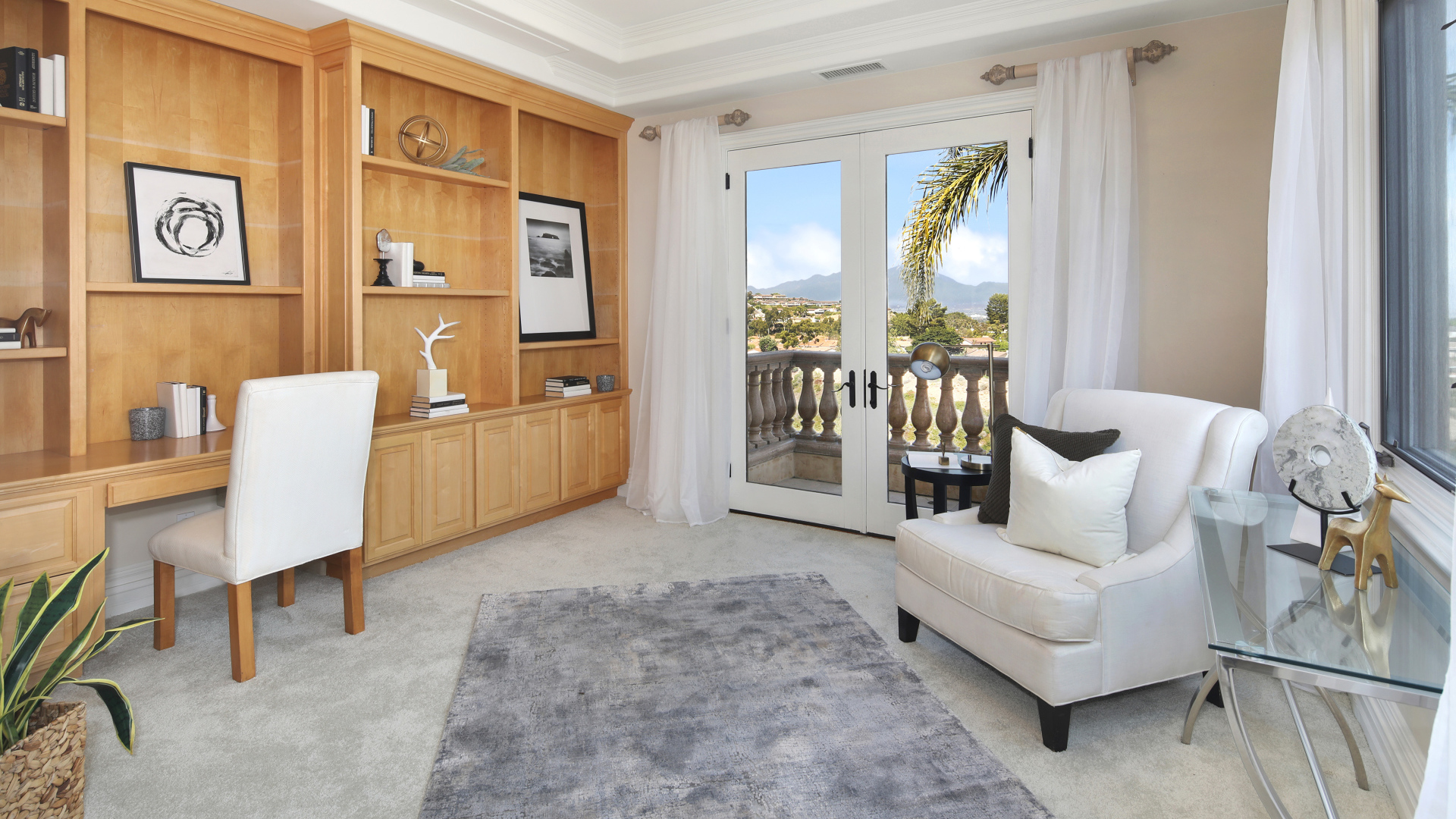 Гостиная комната с мебелью и балконом 