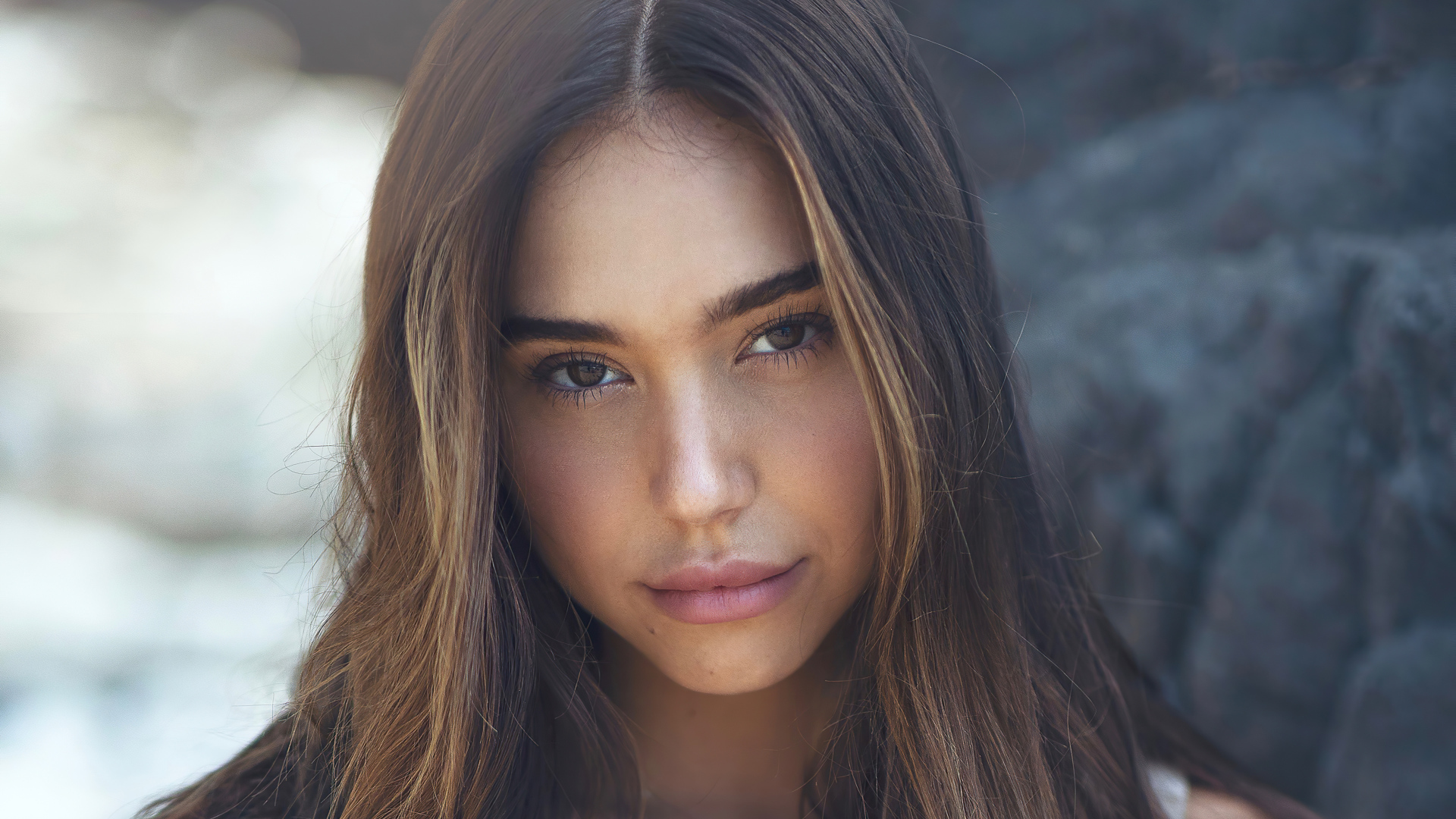 Длинноволосая актриса Алексис Рэн крупным планом