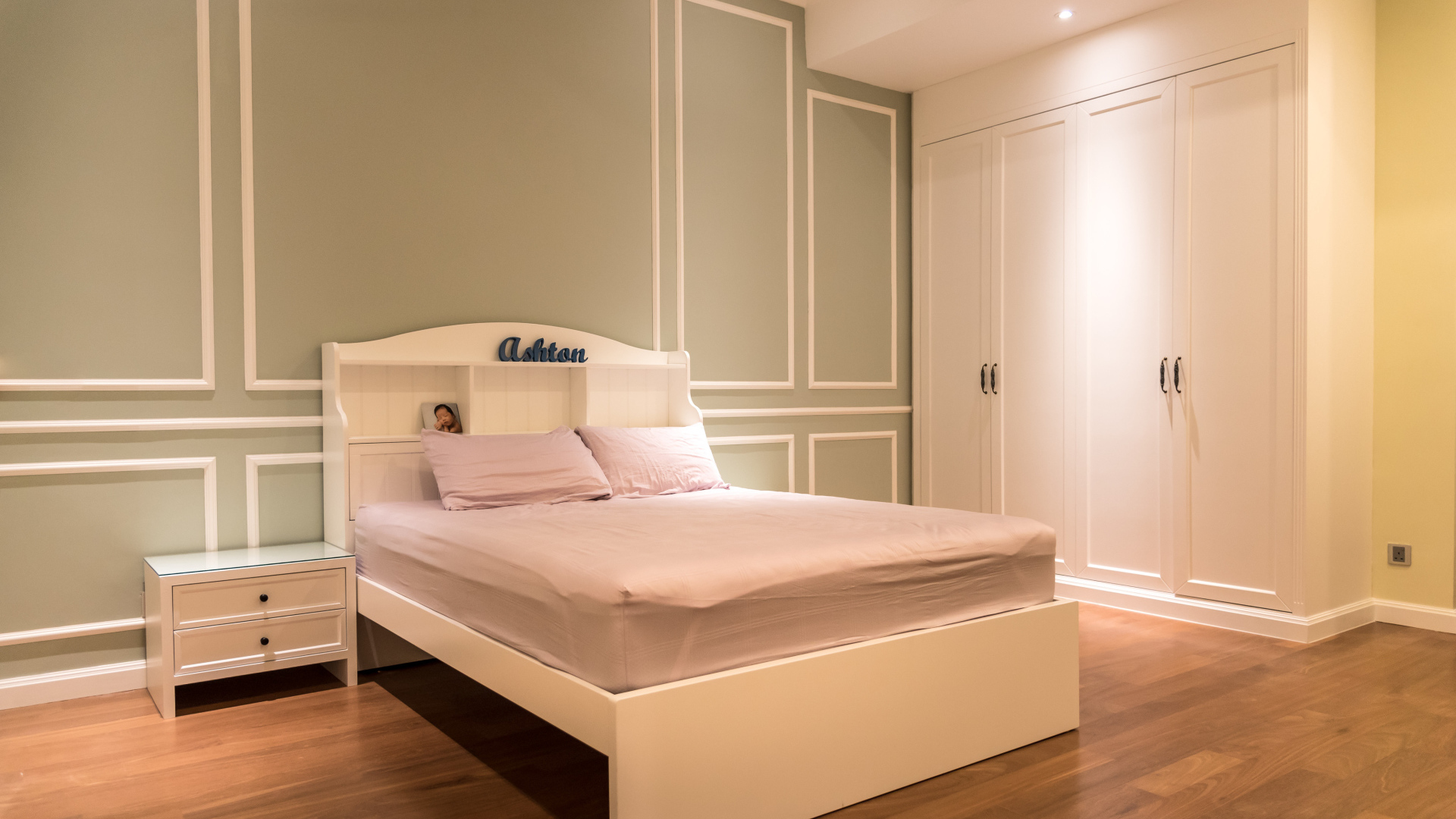 Спальная комната с белой кроватью в стиле минимализм