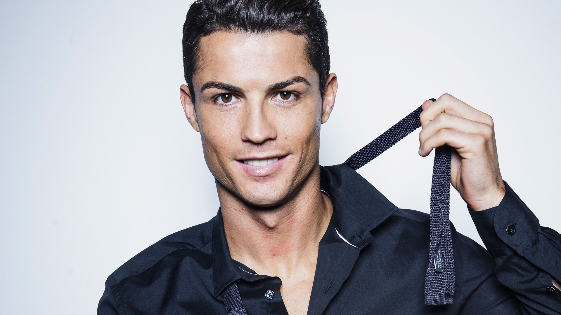 Популярный футболист Криштиану Роналду  с очаровательной улыбкой