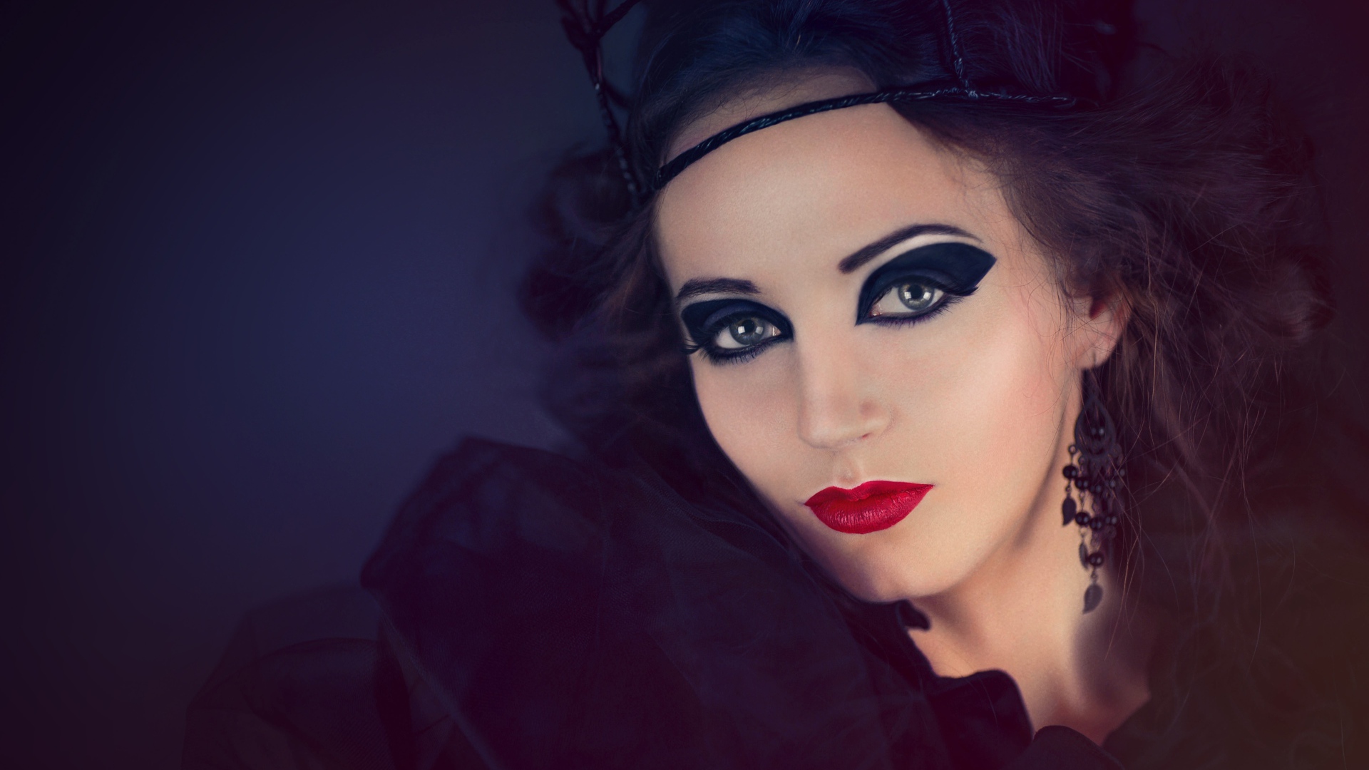 Девушка ретро в черном костюме 