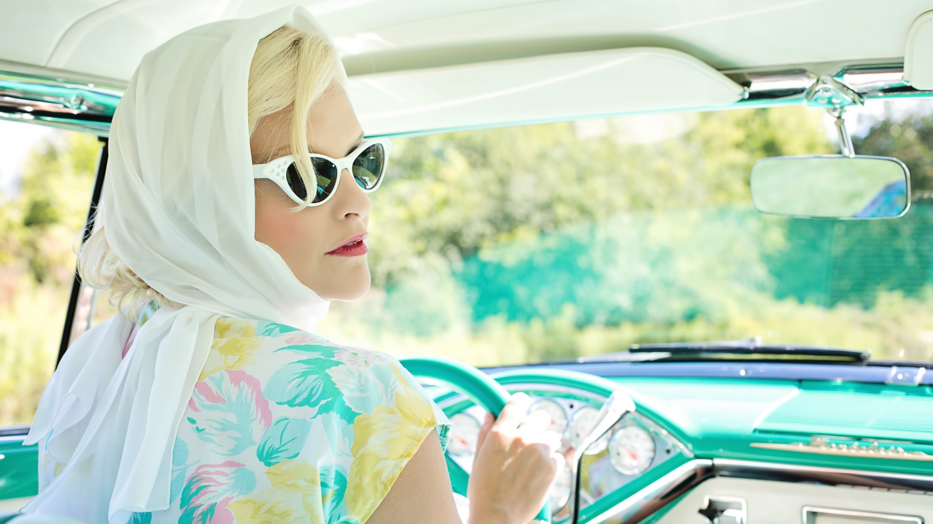 Ретро девушка в очках в старом автомобиле