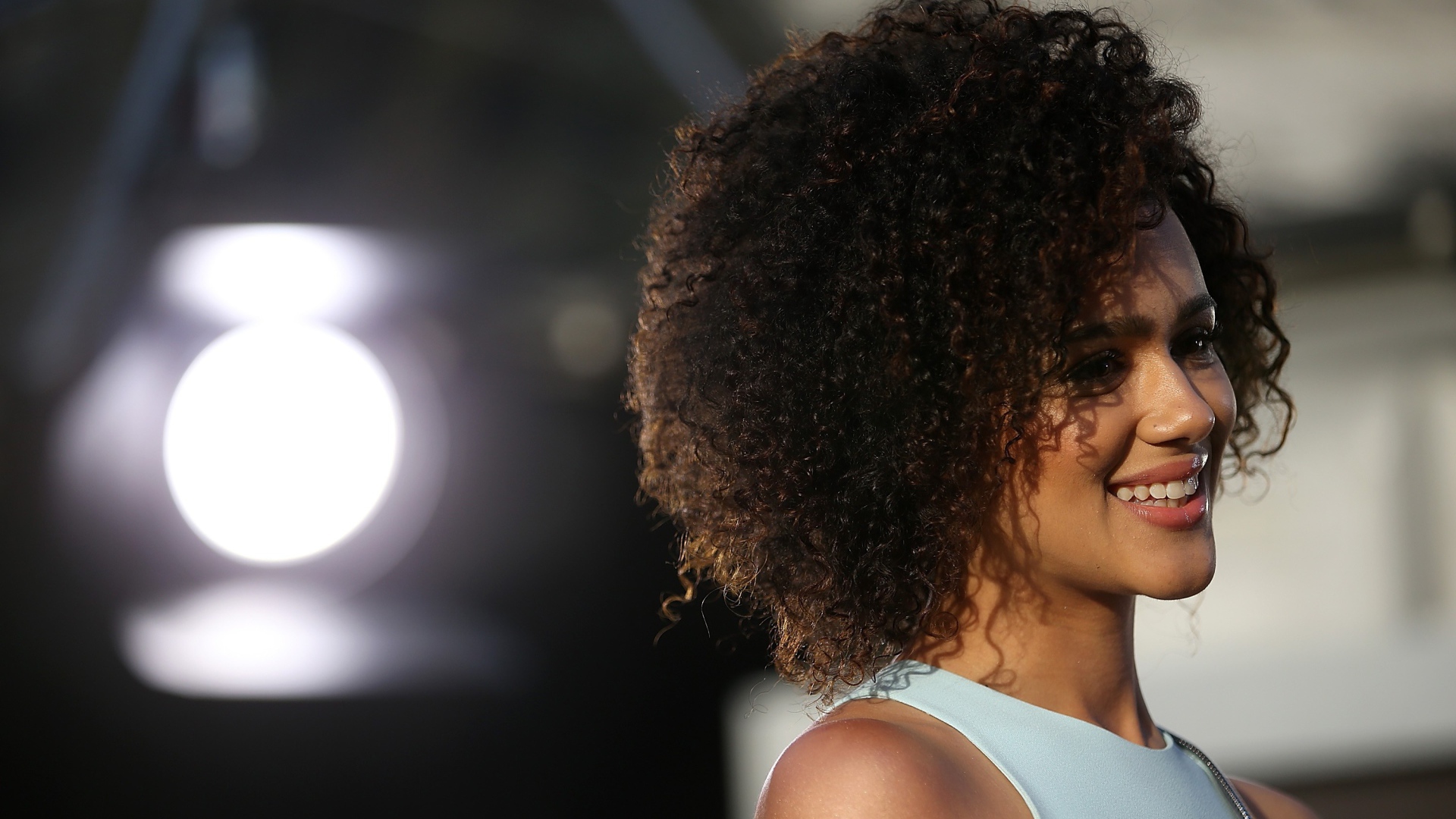 Улыбающаяся девушка, актриса  Натали Эммануэль