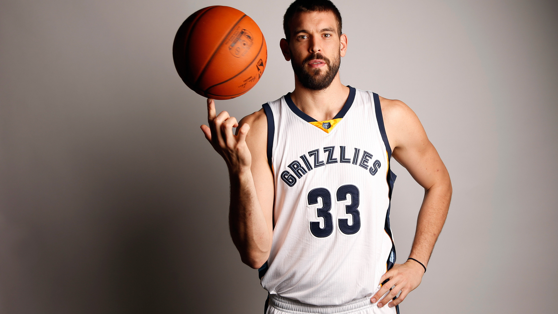 Испанский баскетболист Марк Газоль с мячом на сером фоне