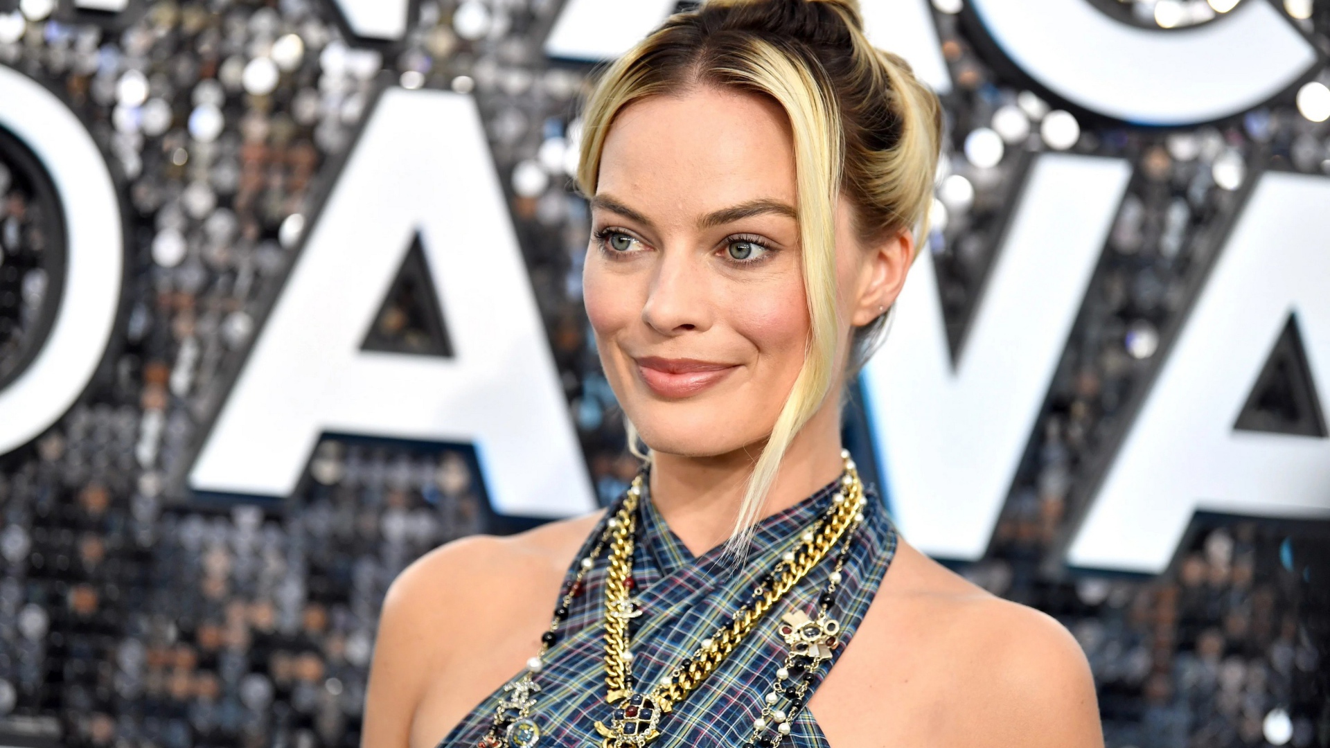 Стильная актриса Марго Робби с украшениями на шее 