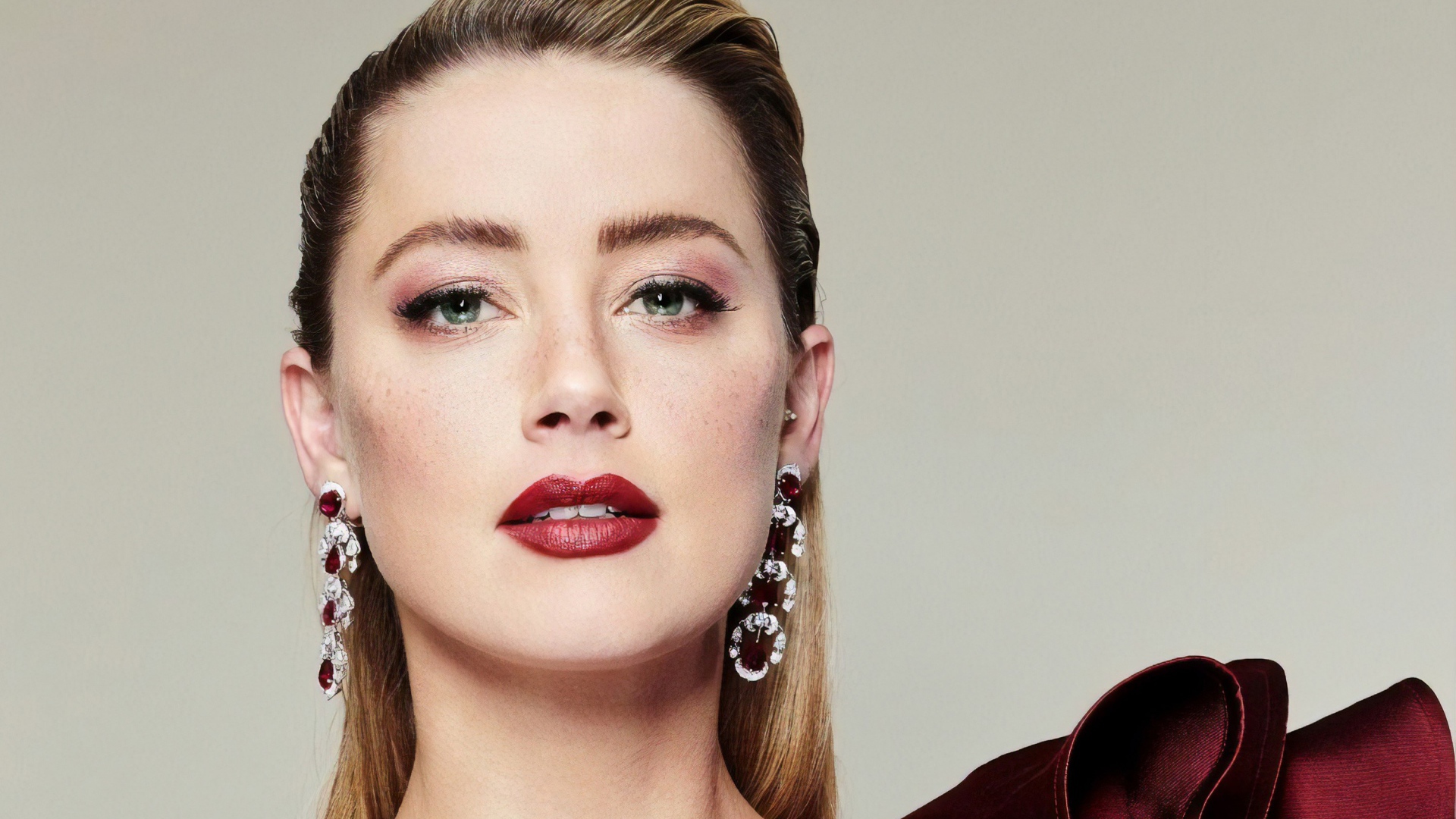 Стильная женщина, актриса Эмбер Хёрд с ярким макияжем