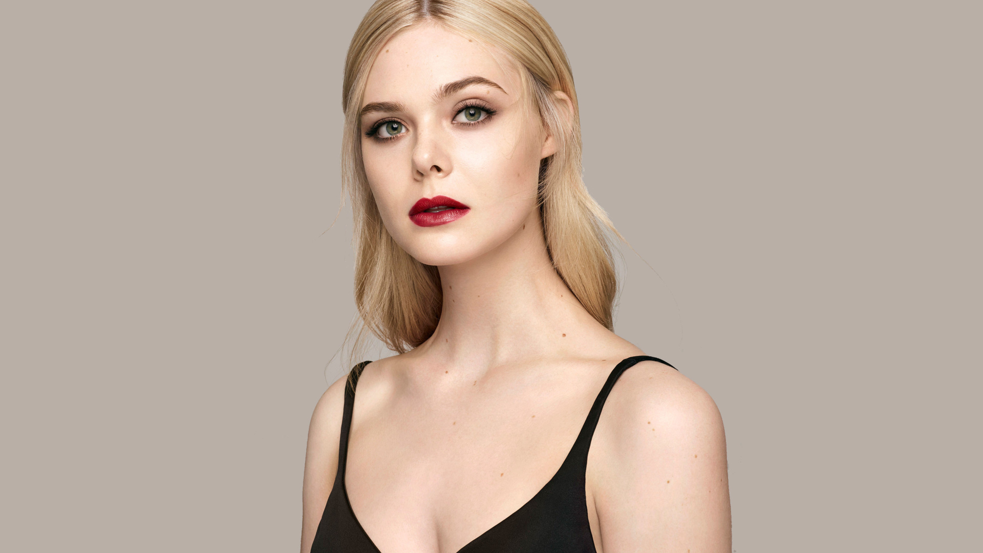 Нежная блондинка Эль Фаннинг на сером фоне