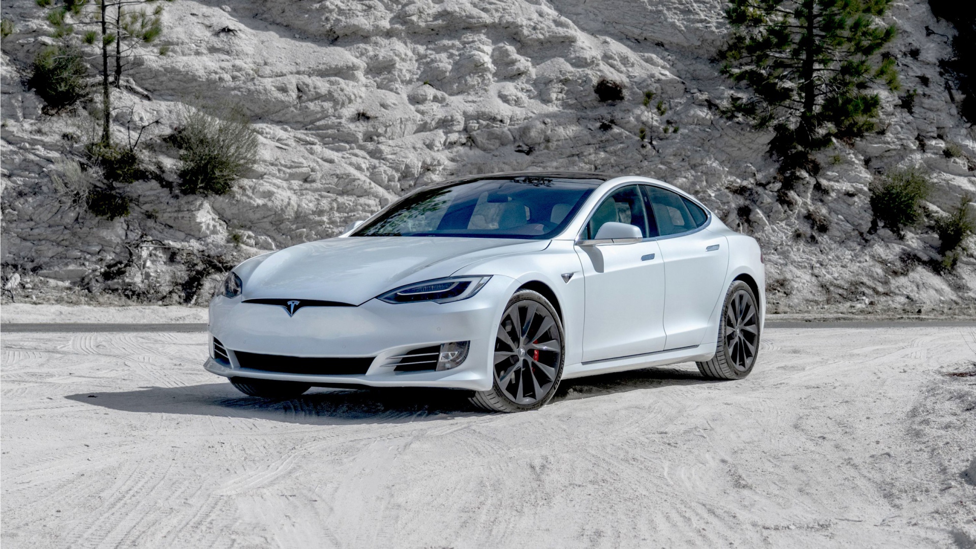 Белый автомобиль  Tesla Model S Performance, 2020 года в горах
