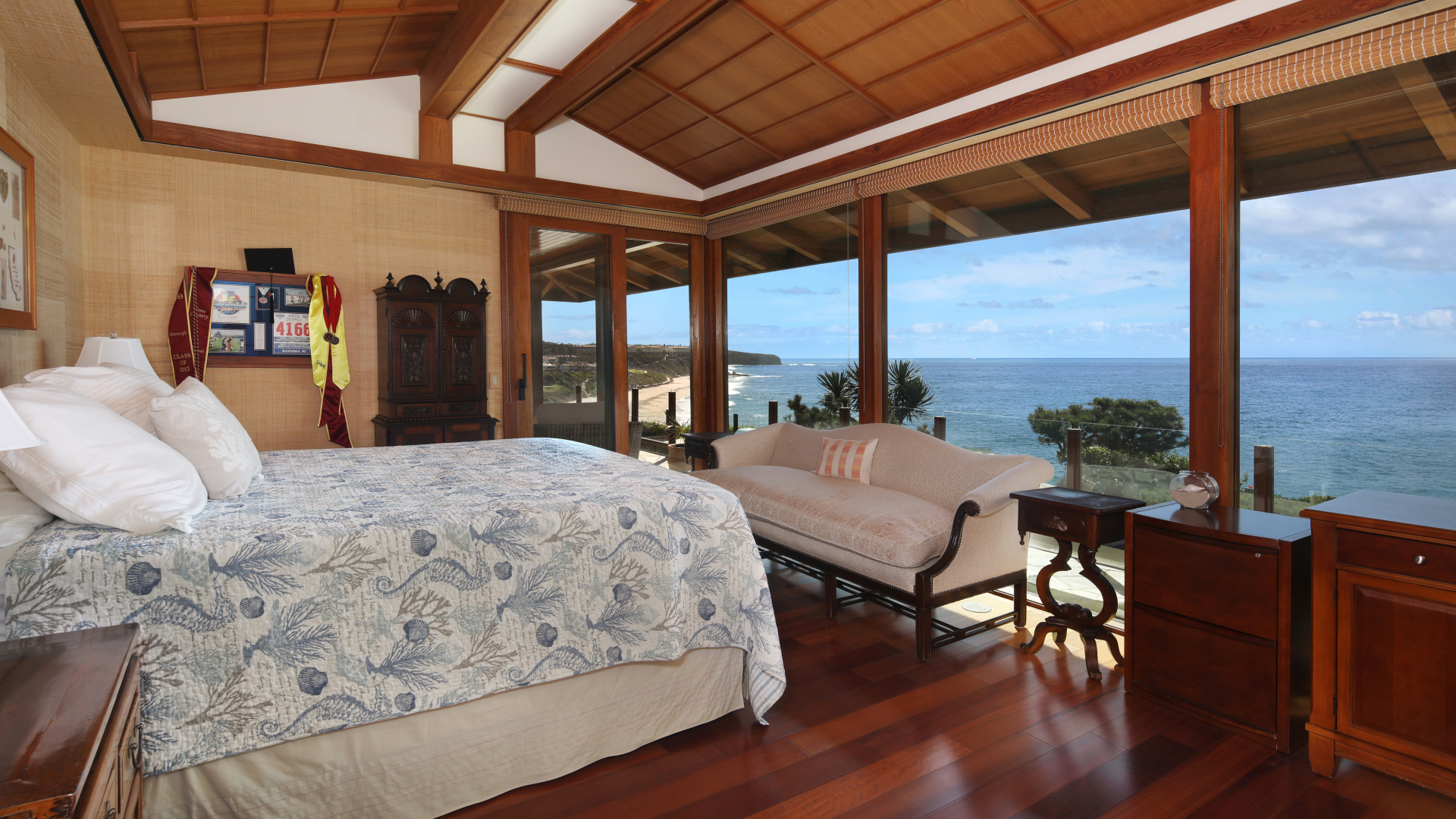 Деревянная спальня с большой кроватью и видом на море 