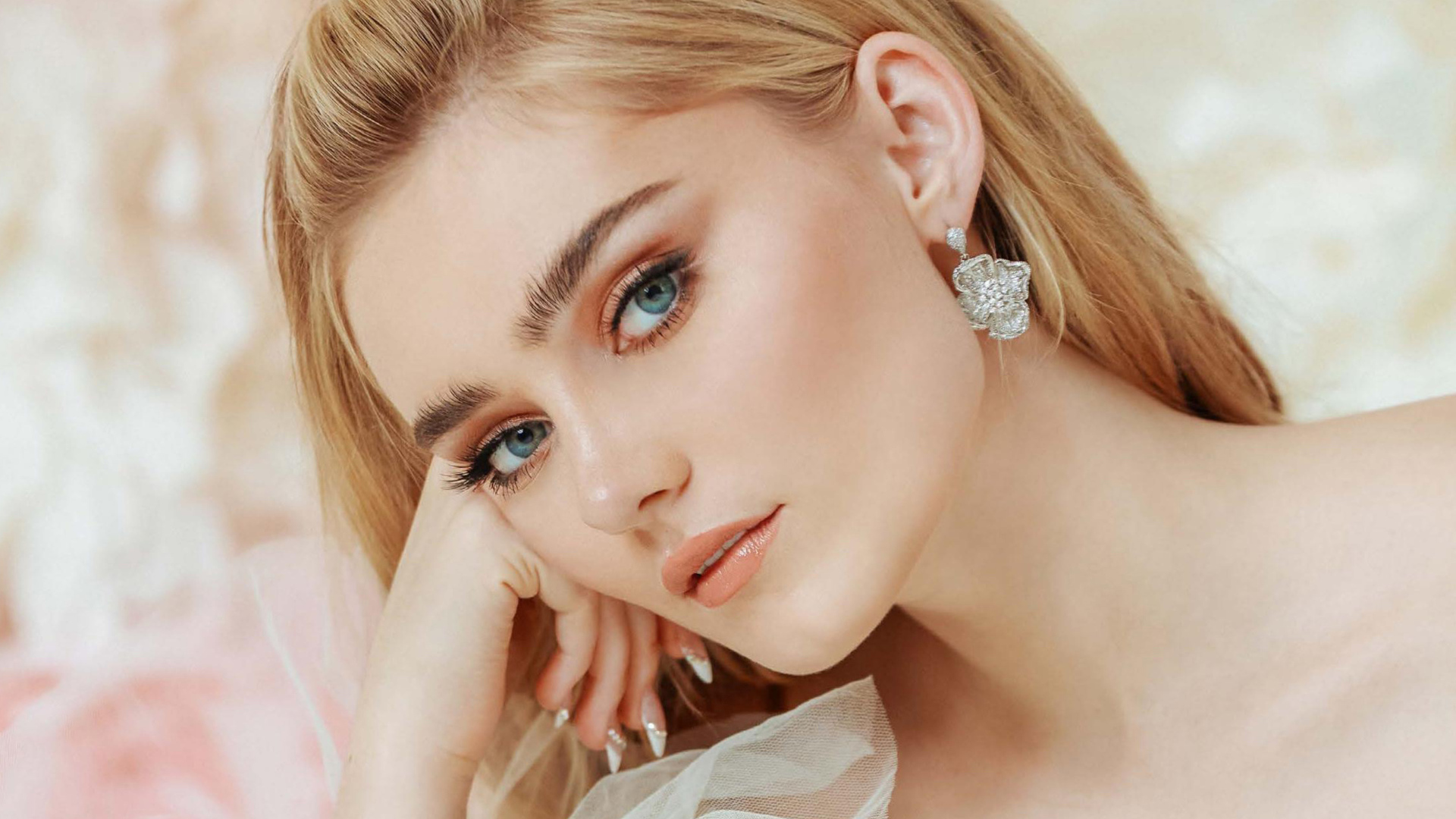 Молодая голубоглазая актриса Мэг Доннелли