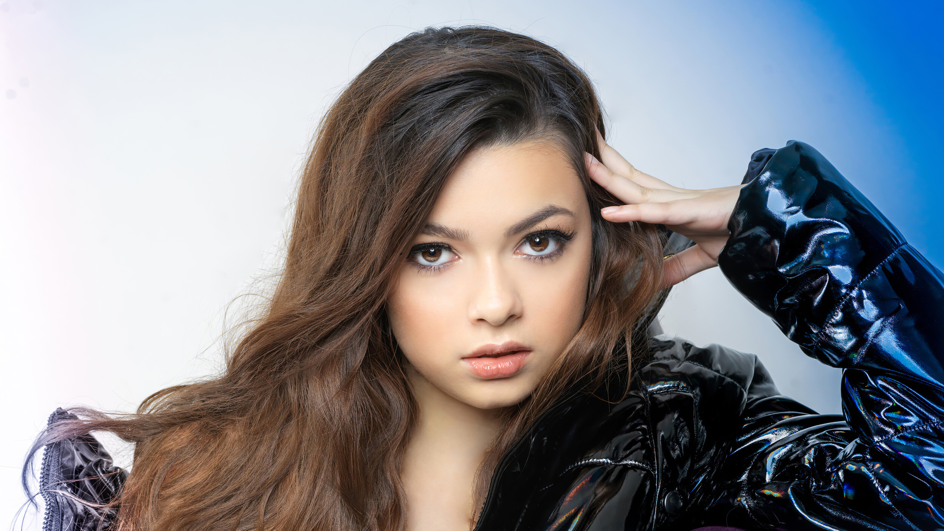 Молодая кареглазая девушка, американская актриса Никки Хан