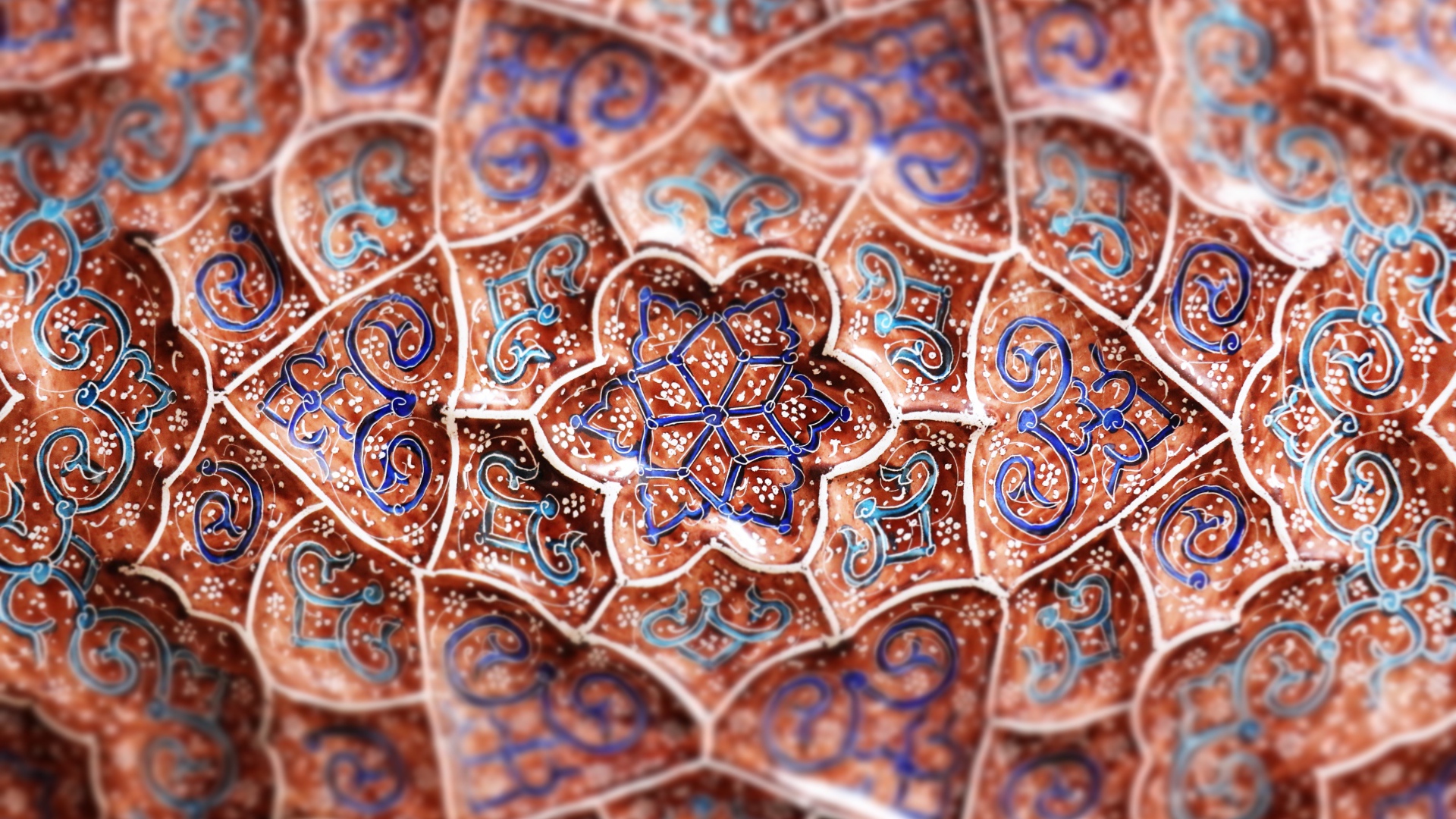 Красивые синие узоры цветов на коричневом фоне 