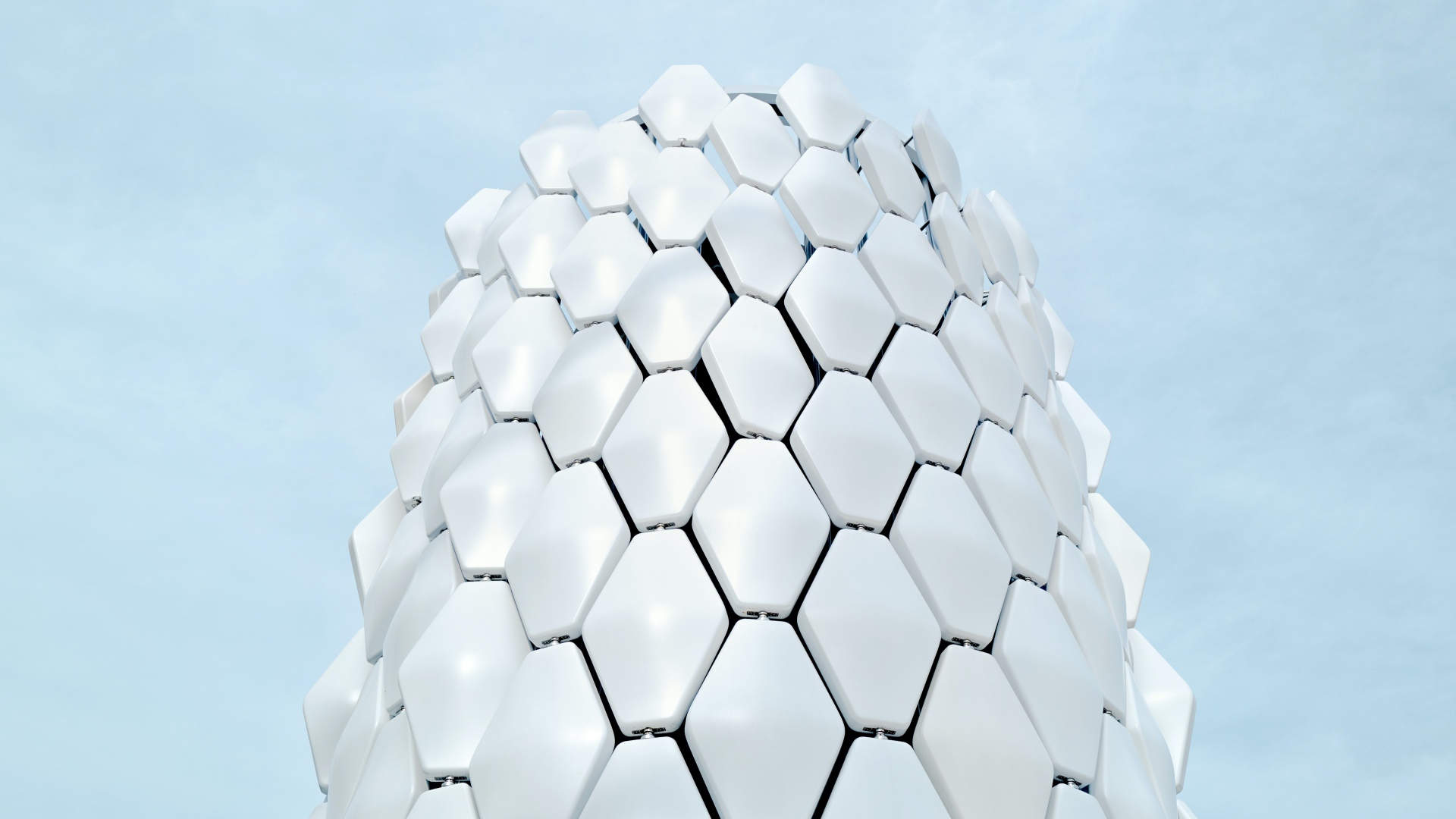 Белые соты на голубом фоне 