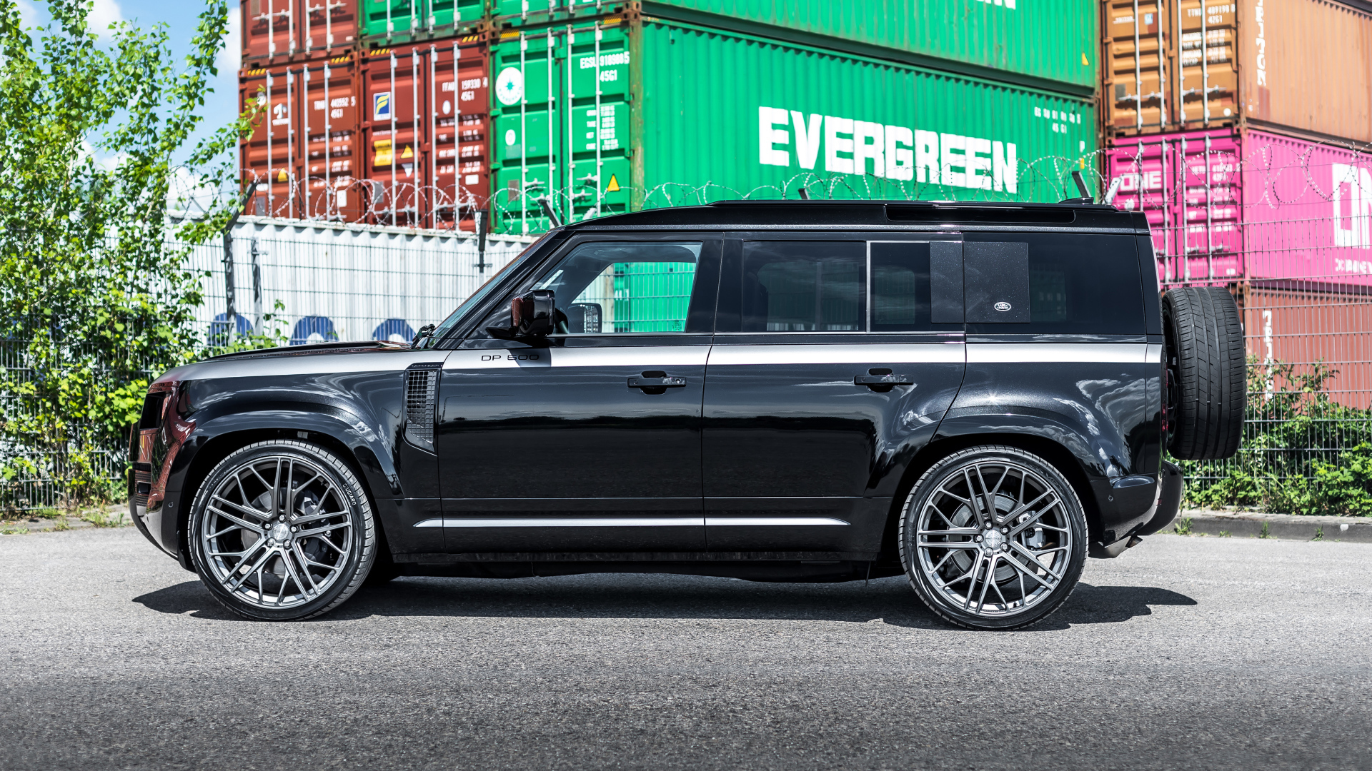 Внедорожник Manhart Defender DP500 2021 года вид сбоку