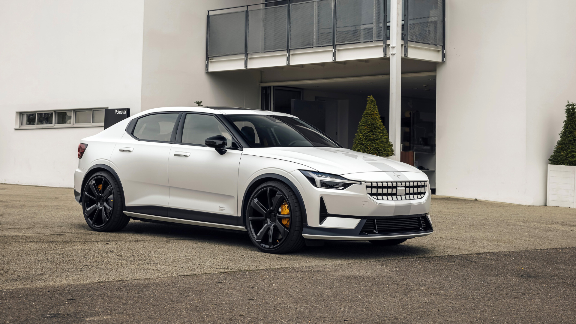 Белый Polestar 2 Experimental 2021 года у дома
