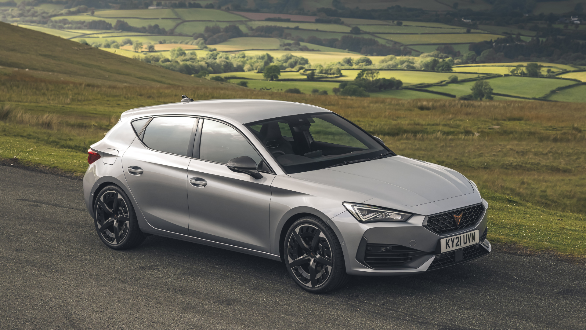 Серебристый автомобиль Cupra León VZ3, 2021 года