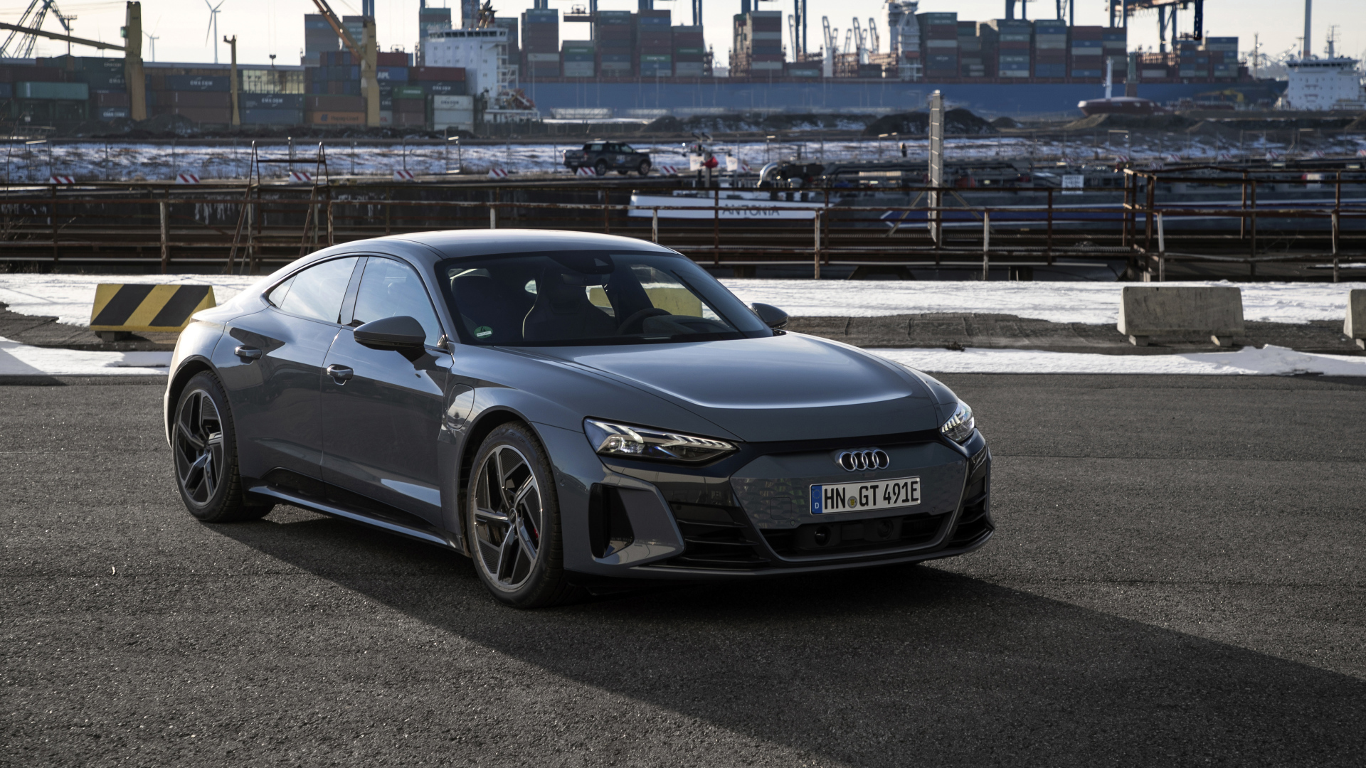 Автомобиль Audi E-Tron GT Quattro 2021 года в порту